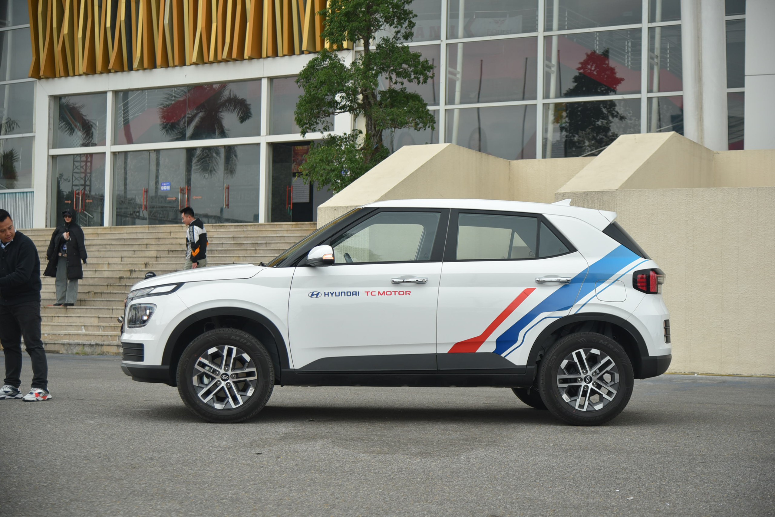 Ngồi thử Hyundai Venue phiên bản tiêu chuẩn: Rẻ hơn 40 triệu đồng, trang bị không khác biệt nhiều - Ảnh 4. Ngồi thử Hyundai Venue phiên bản tiêu chuẩn: Rẻ hơn 40 triệu đồng, trang bị không khác biệt nhiều - Ảnh 4.