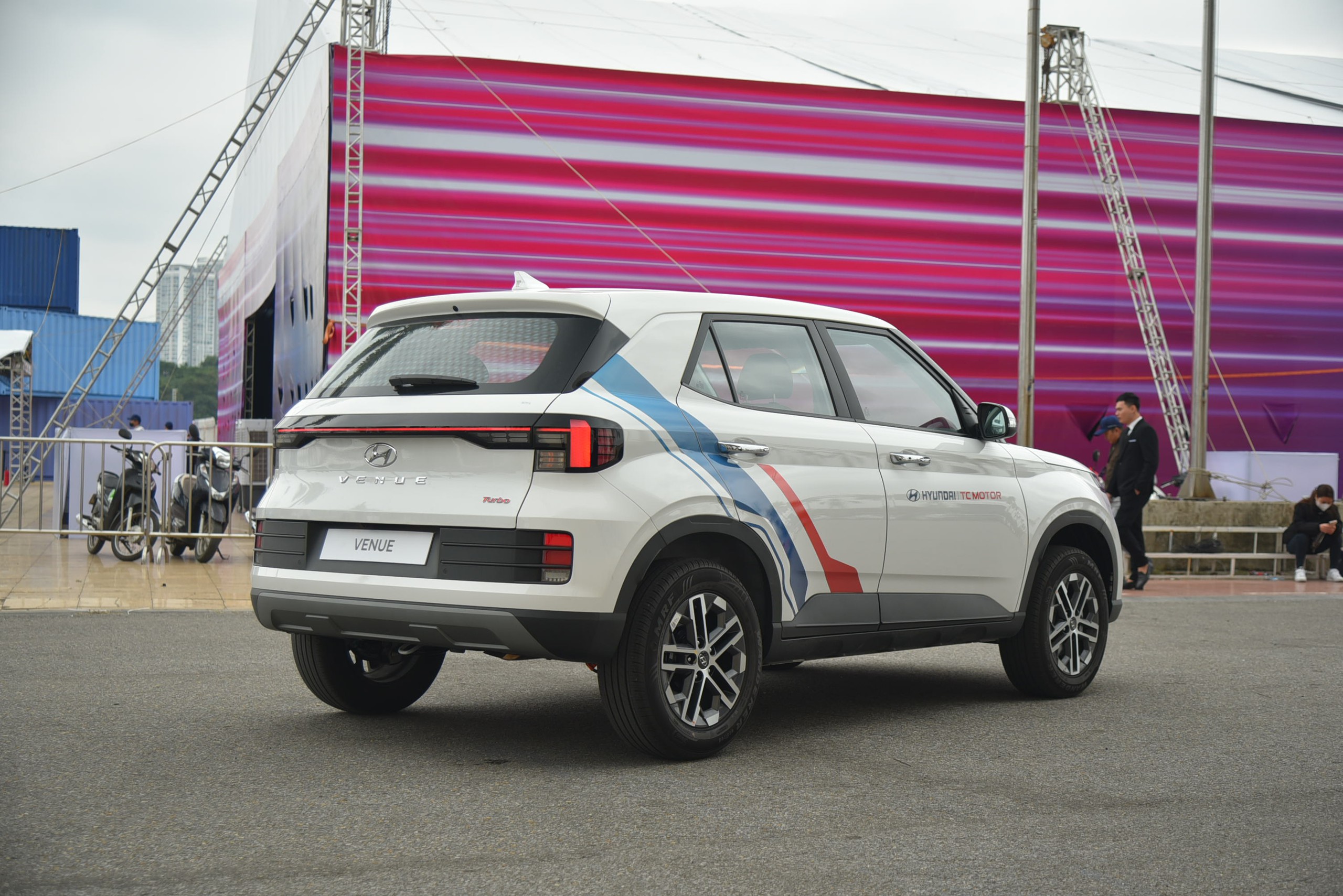 Ngồi thử Hyundai Venue phiên bản tiêu chuẩn: Rẻ hơn 40 triệu đồng, trang bị không khác biệt nhiều - Ảnh 6. Ngồi thử Hyundai Venue phiên bản tiêu chuẩn: Rẻ hơn 40 triệu đồng, trang bị không khác biệt nhiều - Ảnh 6.