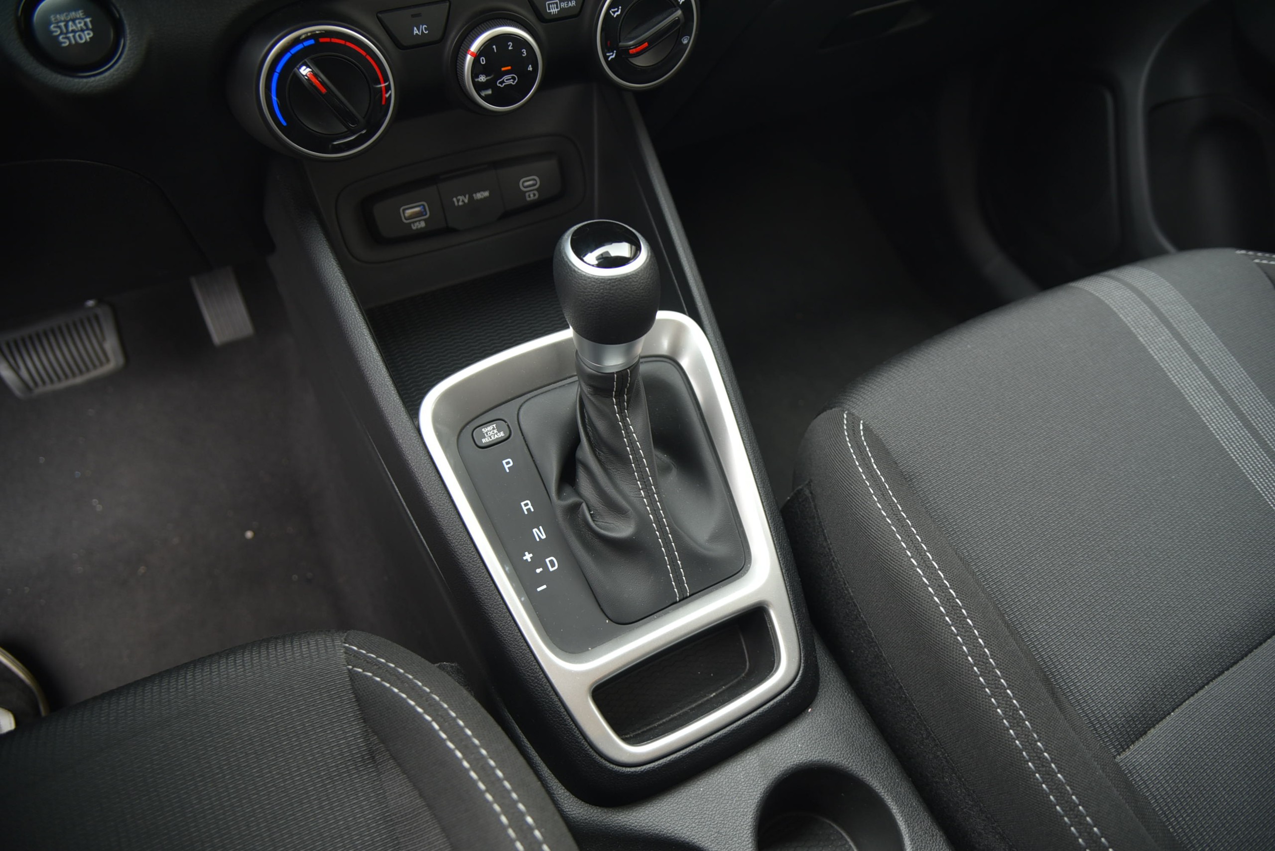 Ngồi thử Hyundai Venue phiên bản tiêu chuẩn: Rẻ hơn 40 triệu đồng, trang bị không khác biệt nhiều - Ảnh 12. Ngồi thử Hyundai Venue phiên bản tiêu chuẩn: Rẻ hơn 40 triệu đồng, trang bị không khác biệt nhiều - Ảnh 12.