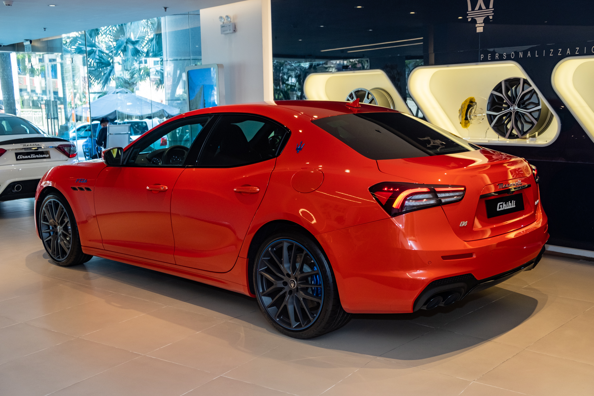 Maserati Ghibli F Tributo độc nhất Việt Nam giá hơn 9 tỷ đồng: Màu sơn độc quyền, máy V6 mạnh 430 mã lực - Ảnh 4. Maserati Ghibli F Tributo độc nhất Việt Nam giá hơn 9 tỷ đồng: Màu sơn độc quyền, máy V6 mạnh 430 mã lực - Ảnh 4.
