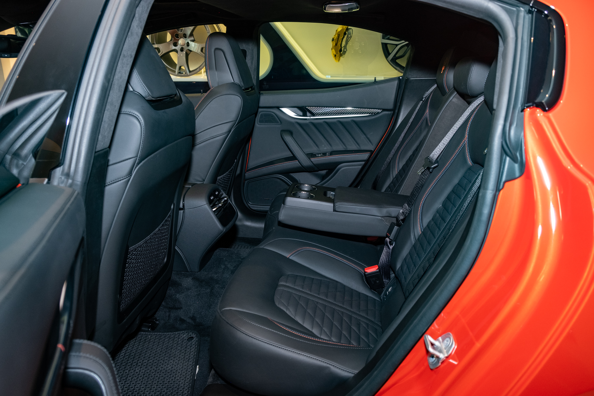 Maserati Ghibli F Tributo độc nhất Việt Nam giá hơn 9 tỷ đồng: Màu sơn độc quyền, máy V6 mạnh 430 mã lực - Ảnh 13. Maserati Ghibli F Tributo độc nhất Việt Nam giá hơn 9 tỷ đồng: Màu sơn độc quyền, máy V6 mạnh 430 mã lực - Ảnh 13.