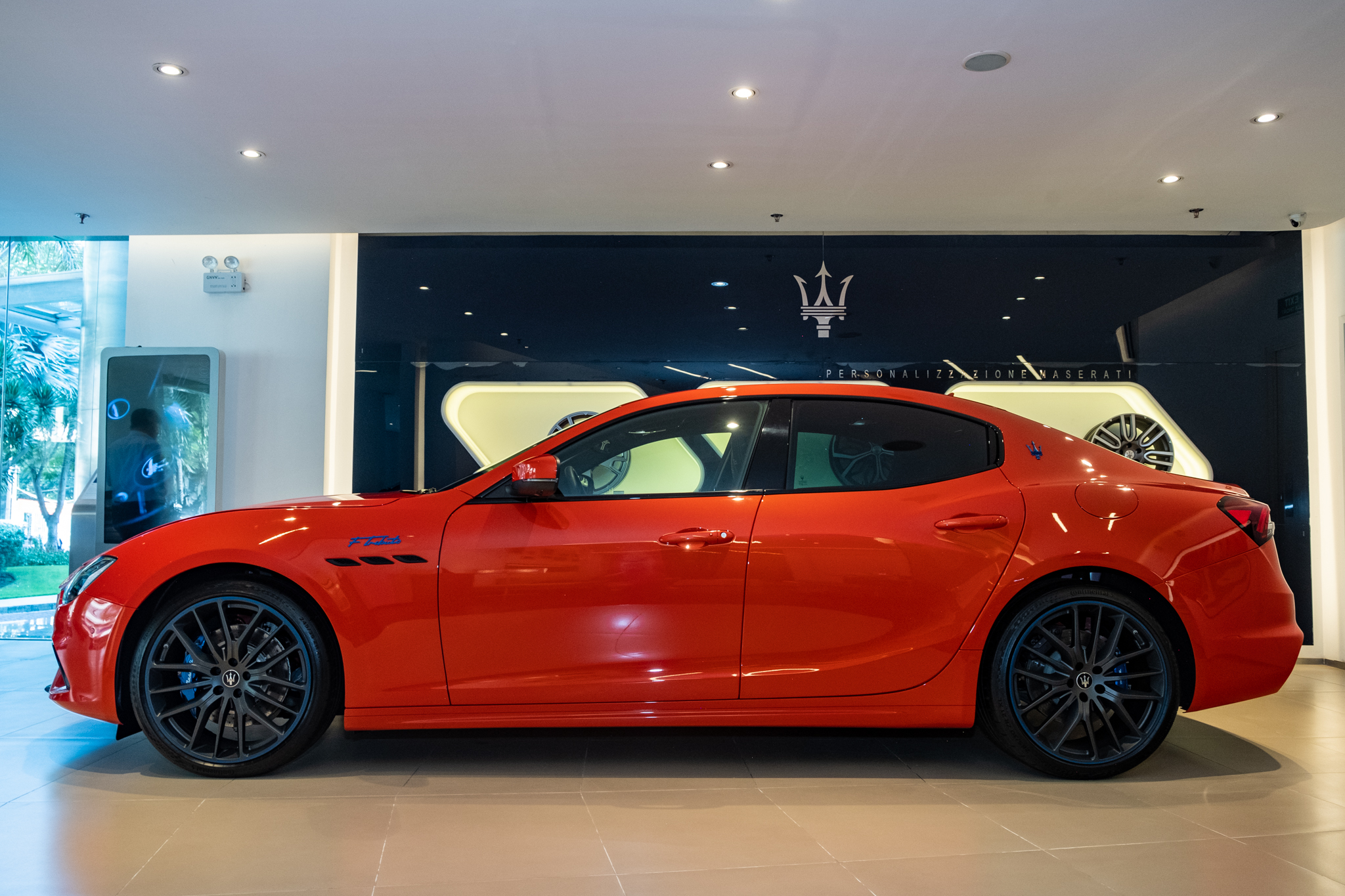 Maserati Ghibli F Tributo độc nhất Việt Nam giá hơn 9 tỷ đồng: Màu sơn độc quyền, máy V6 mạnh 430 mã lực - Ảnh 3. Maserati Ghibli F Tributo độc nhất Việt Nam giá hơn 9 tỷ đồng: Màu sơn độc quyền, máy V6 mạnh 430 mã lực - Ảnh 3.