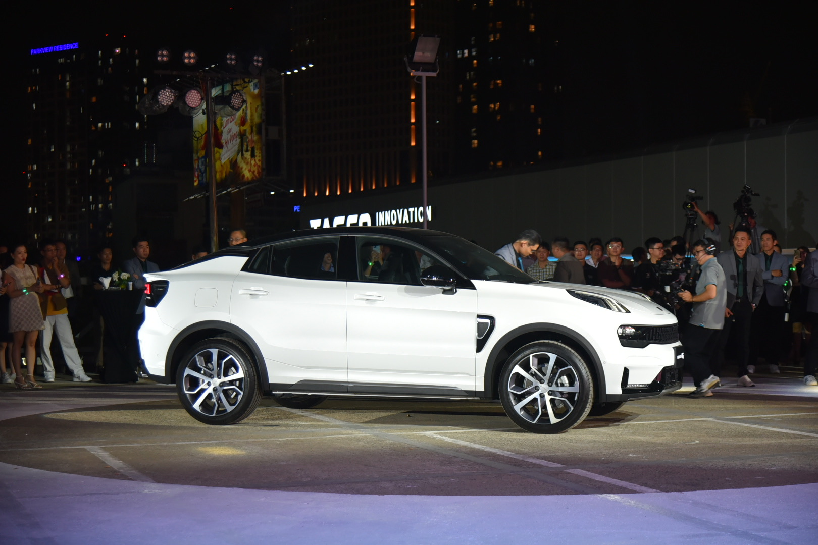 Lynk & Co 05 giá 1,599 tỷ tại Việt Nam: Đấu Peugeot 408 bằng loạt trang bị như xe sang, dẫn động bốn bánh, động cơ mạnh hơn 254 HP - Ảnh 1. Lynk & Co 05 giá 1,599 tỷ tại Việt Nam: Đấu Peugeot 408 bằng loạt trang bị như xe sang, dẫn động bốn bánh, động cơ mạnh hơn 254 HP - Ảnh 1.