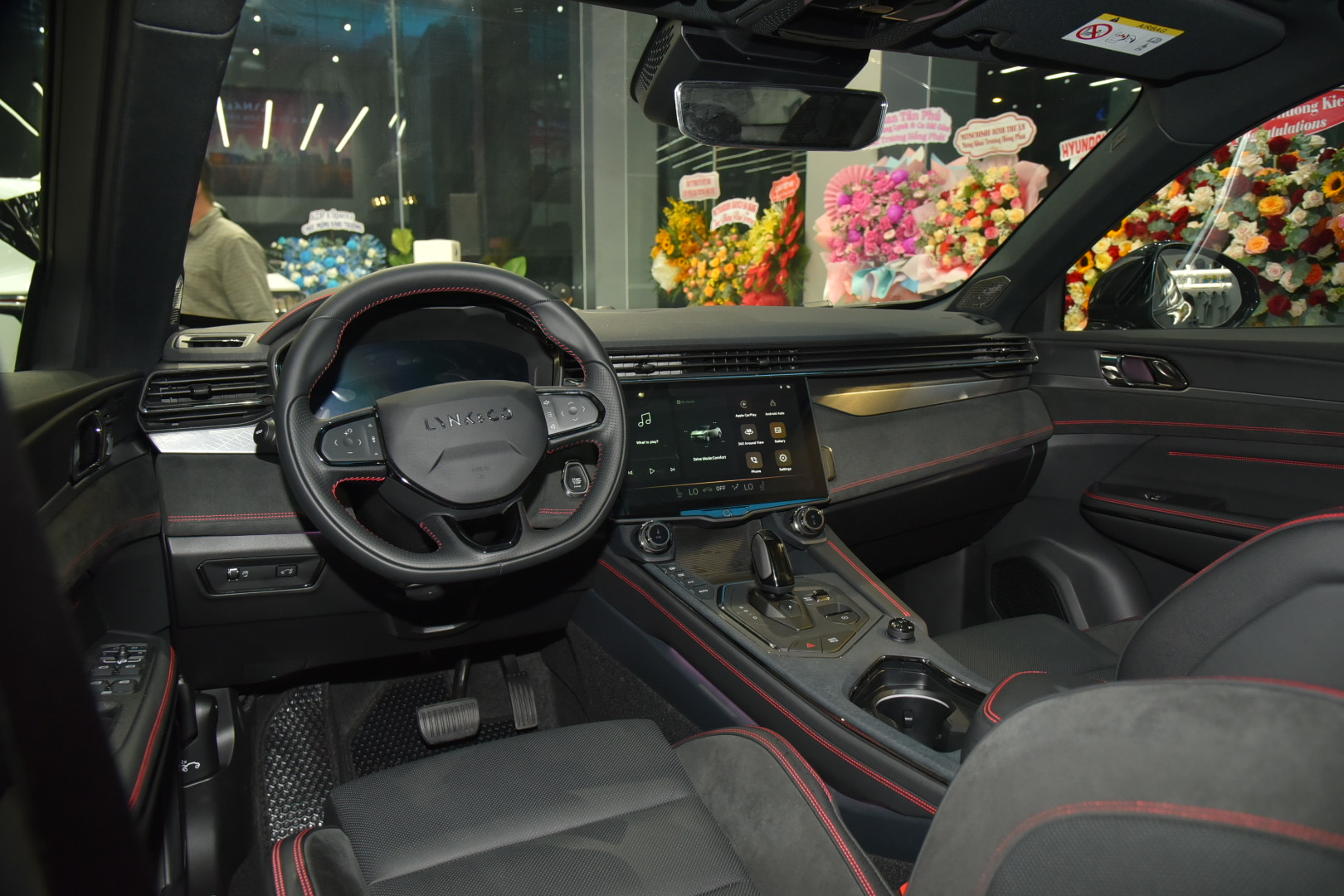 Lynk & Co 05 giá 1,599 tỷ tại Việt Nam: Đấu Peugeot 408 bằng loạt trang bị như xe sang, dẫn động bốn bánh, động cơ mạnh hơn 254 HP - Ảnh 3. Lynk & Co 05 giá 1,599 tỷ tại Việt Nam: Đấu Peugeot 408 bằng loạt trang bị như xe sang, dẫn động bốn bánh, động cơ mạnh hơn 254 HP - Ảnh 3.