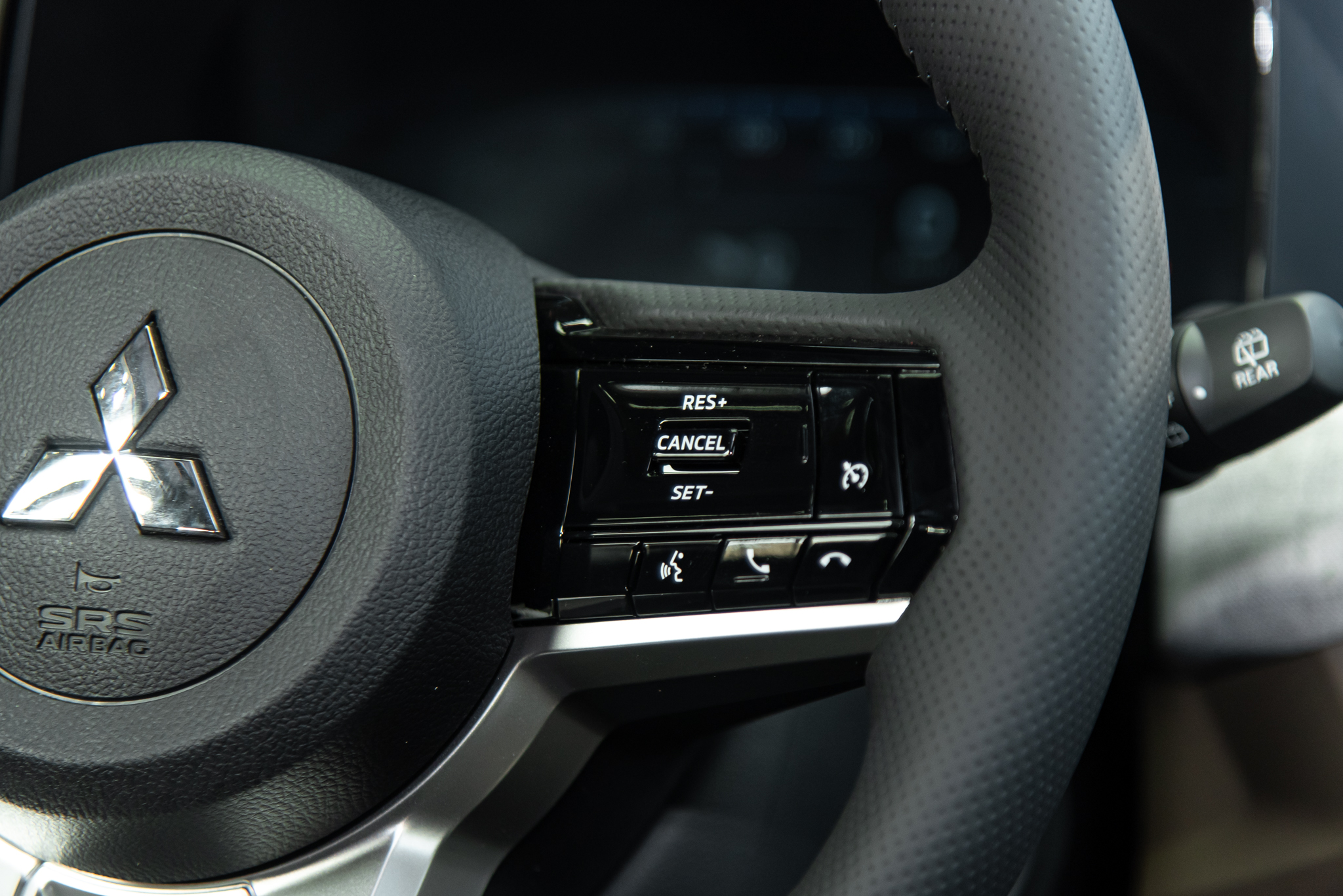 Mitsubishi Xforce Premium giá 699 triệu về đại lý, khách hàng bủa vây xem xe, đông như tại triển lãm - Ảnh 8. Mitsubishi Xforce Premium giá 699 triệu về đại lý, khách hàng bủa vây xem xe, đông như tại triển lãm - Ảnh 8.