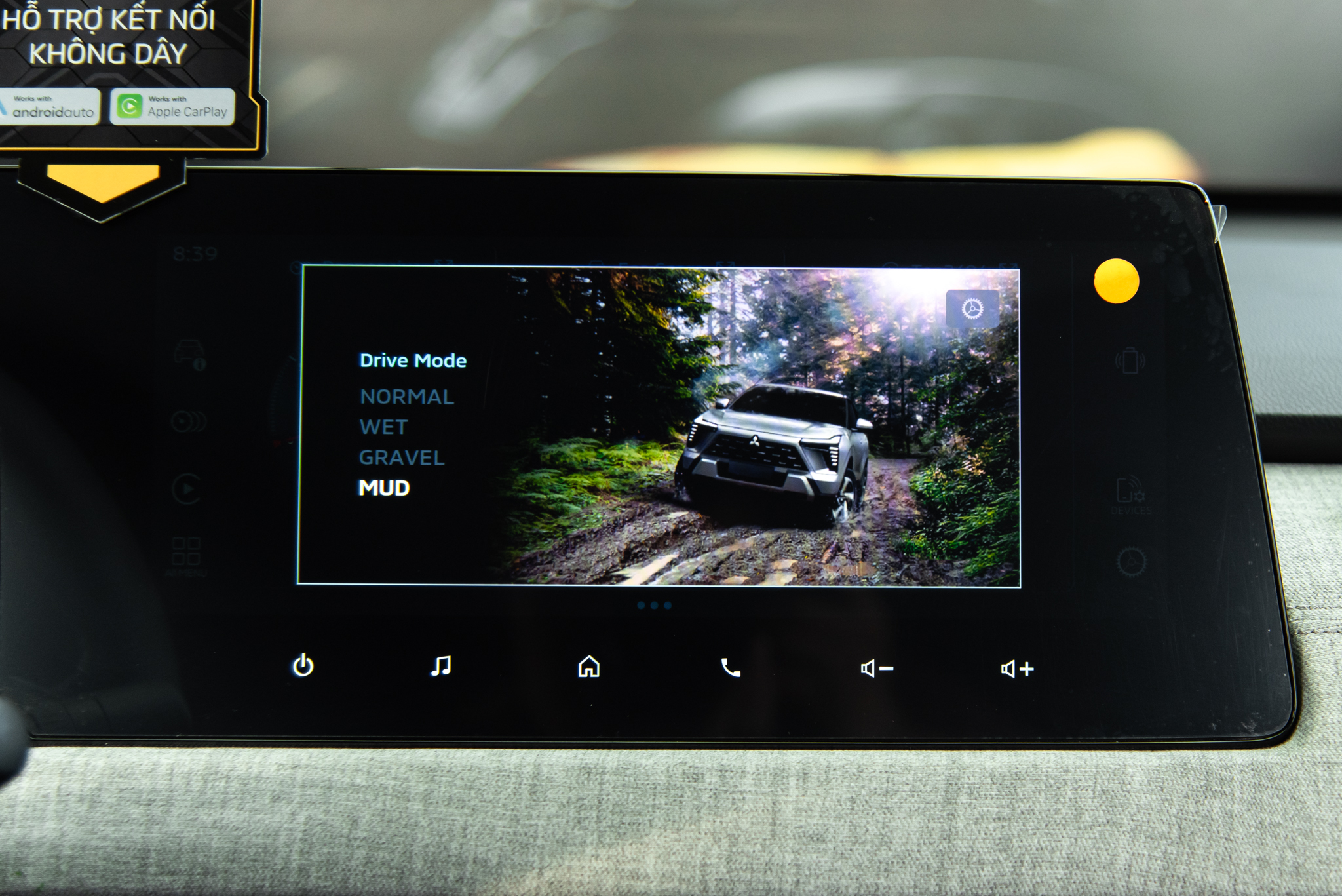 Mitsubishi Xforce Premium giá 699 triệu về đại lý, khách hàng bủa vây xem xe, đông như tại triển lãm - Ảnh 7. Mitsubishi Xforce Premium giá 699 triệu về đại lý, khách hàng bủa vây xem xe, đông như tại triển lãm - Ảnh 7.