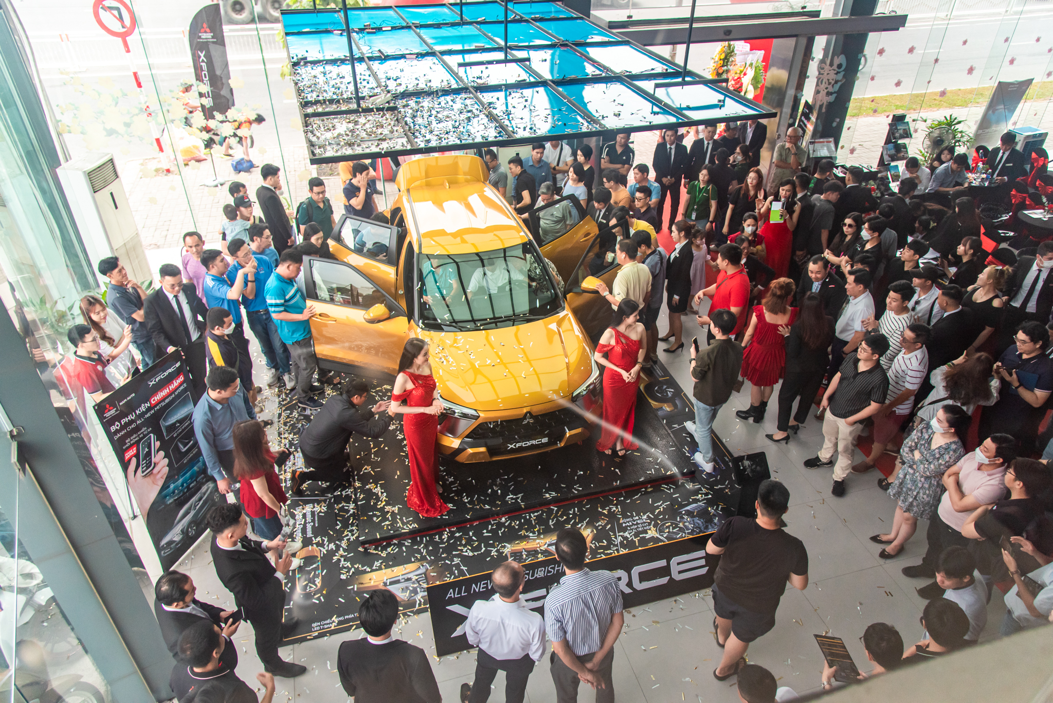 Mitsubishi Xforce Premium giá 699 triệu về đại lý, khách hàng bủa vây xem xe, đông như tại triển lãm - Ảnh 1. Mitsubishi Xforce Premium giá 699 triệu về đại lý, khách hàng bủa vây xem xe, đông như tại triển lãm - Ảnh 1.