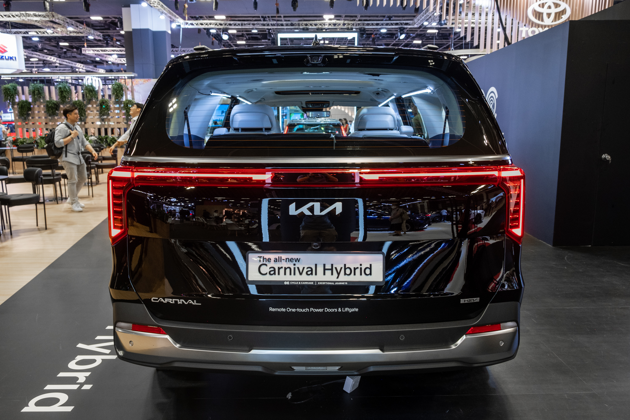 Kia Carnival 2024 lần đầu ra mắt ĐNÁ: Đèn mới như xe Cadillac, nội thất hiện đại hơn, thêm động cơ hybrid, sẽ sớm về Việt Nam - Ảnh 6. Kia Carnival 2024 lần đầu ra mắt ĐNÁ: Đèn mới như xe Cadillac, nội thất hiện đại hơn, thêm động cơ hybrid, sẽ sớm về Việt Nam - Ảnh 6.