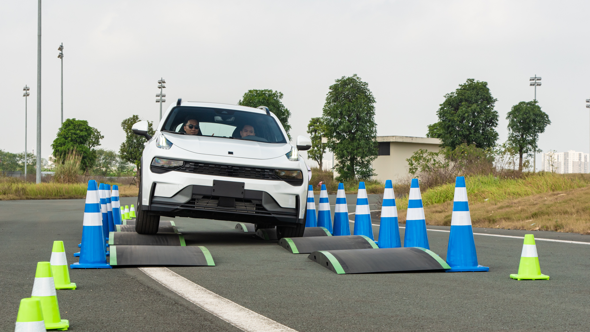 Trải nghiệm nhanh Lynk & Co 01 giá 999 triệu đồng: Nhiều điểm cộng song vô-lăng vẫn cần cải thiện - Ảnh 4. Trải nghiệm nhanh Lynk & Co 01 giá 999 triệu đồng: Nhiều điểm cộng song vô-lăng vẫn cần cải thiện - Ảnh 4.