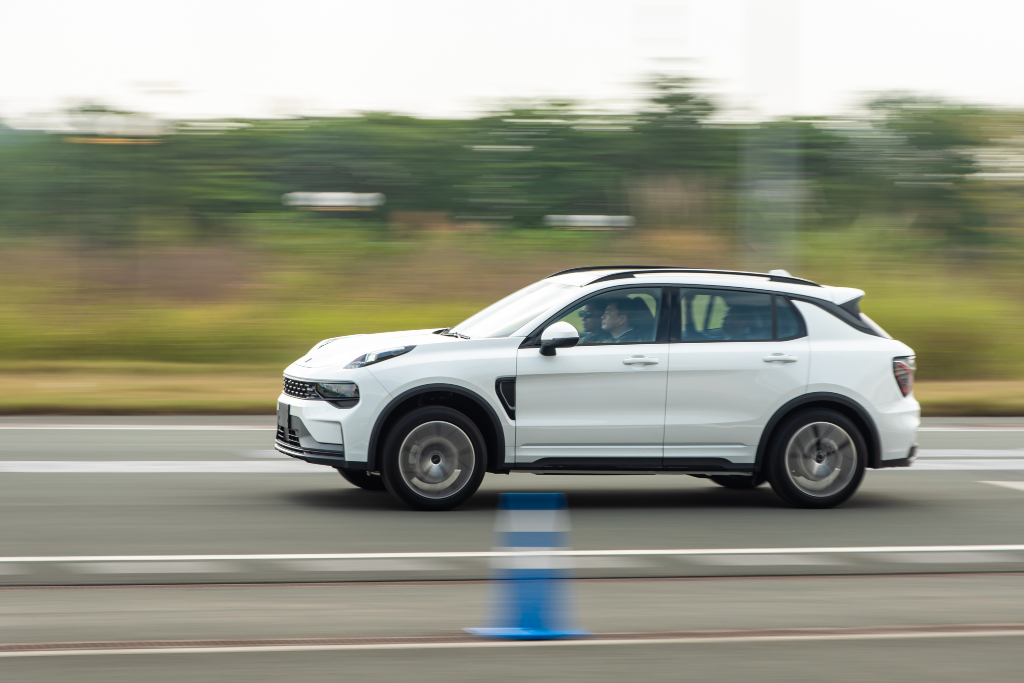 Trải nghiệm nhanh Lynk & Co 01 giá 999 triệu đồng: Nhiều điểm cộng song vô-lăng vẫn cần cải thiện - Ảnh 2. Trải nghiệm nhanh Lynk & Co 01 giá 999 triệu đồng: Nhiều điểm cộng song vô-lăng vẫn cần cải thiện - Ảnh 2.