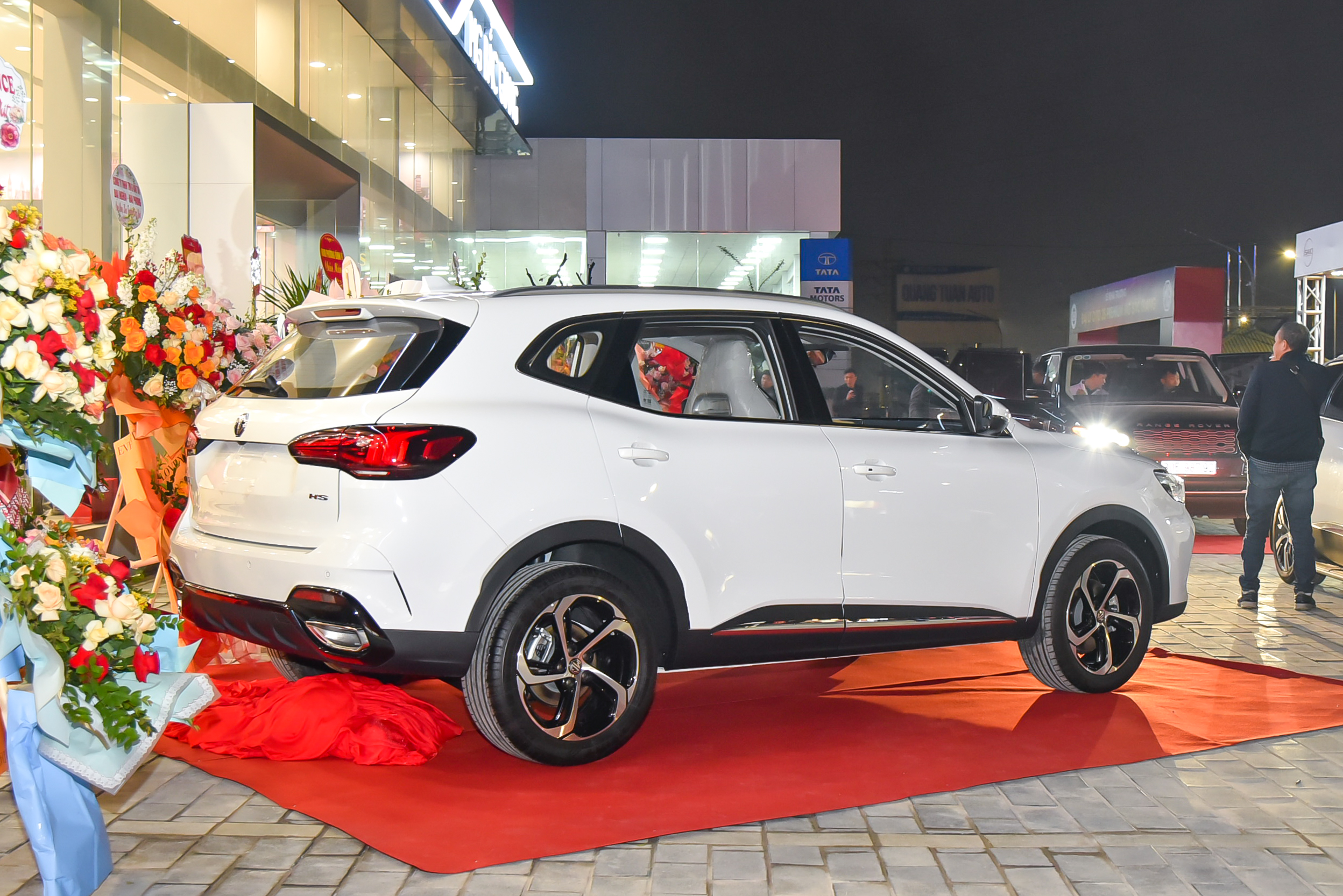 Ảnh thực tế MG HS 2024 bản tiêu chuẩn vừa ra mắt: Rẻ hơn 50 triệu đồng và đây là những thứ phải đánh đổi - Ảnh 2. Ảnh thực tế MG HS 2024 bản tiêu chuẩn vừa ra mắt: Rẻ hơn 50 triệu đồng và đây là những thứ phải đánh đổi - Ảnh 2.