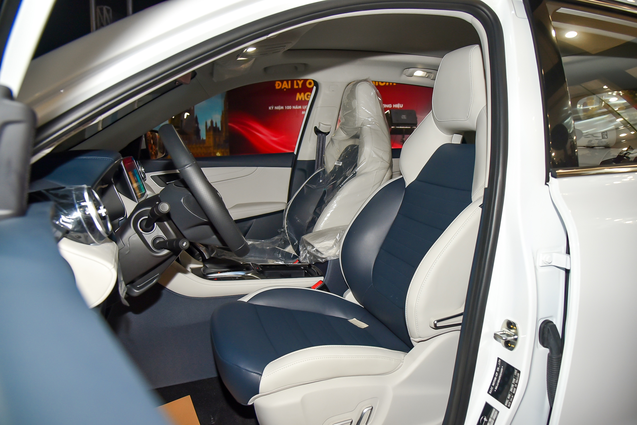 Ảnh thực tế MG HS 2024 bản tiêu chuẩn vừa ra mắt: Rẻ hơn 50 triệu đồng và đây là những thứ phải đánh đổi - Ảnh 6. Ảnh thực tế MG HS 2024 bản tiêu chuẩn vừa ra mắt: Rẻ hơn 50 triệu đồng và đây là những thứ phải đánh đổi - Ảnh 6.