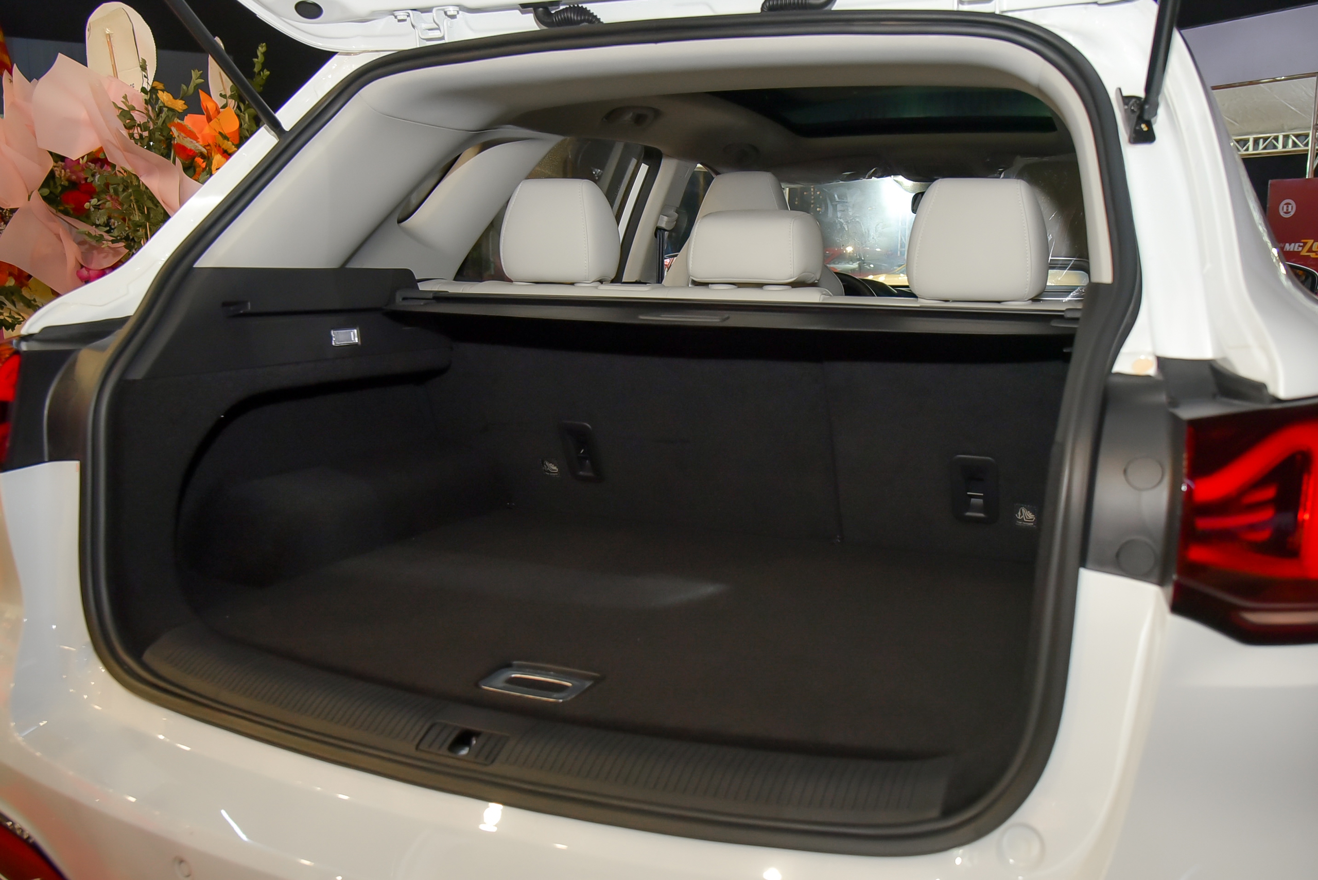 Ảnh thực tế MG HS 2024 bản tiêu chuẩn vừa ra mắt: Rẻ hơn 50 triệu đồng và đây là những thứ phải đánh đổi - Ảnh 4. Ảnh thực tế MG HS 2024 bản tiêu chuẩn vừa ra mắt: Rẻ hơn 50 triệu đồng và đây là những thứ phải đánh đổi - Ảnh 4.