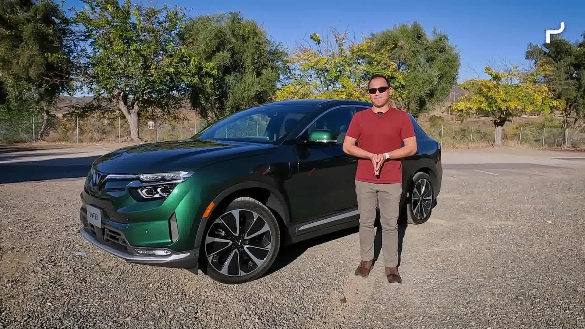 Reviewer ô tô Mỹ: VinFast VF 8 - Ảnh 1. VinFast VF 8 2024 sử dụng bộ pin 87kWh của CATL (nhà sản xuất pin lớn nhất thế giới), thay vì pin 82kWh của SDI như trước. Phiên bản được đánh giá trong video là bản Plus với hai động cơ điện, dẫn động bốn bánh cho công suất 402 mã lực và mô men xoắn cực đại 620Nm. Công suất này nhỉnh hơn một số ô tô điện khác như Ford Mustang Mach-E, Hyundai Ioniq 5, Toyota bZ4X hay Tesla Model Y (dẫn động 4 bánh)