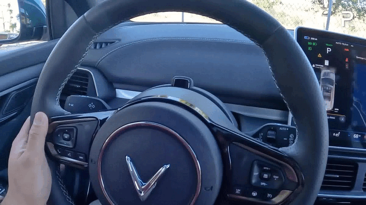 Reviewer Mỹ đánh giá VinFast VF 8: Khó tin đây là xe của hãng mới, đáng mua trong tầm giá, sẽ sớm phổ biến - Ảnh 4. Reviewer Mỹ đánh giá VinFast VF 8: Khó tin đây là xe của hãng mới, đáng mua trong tầm giá, sẽ sớm phổ biến - Ảnh 4.