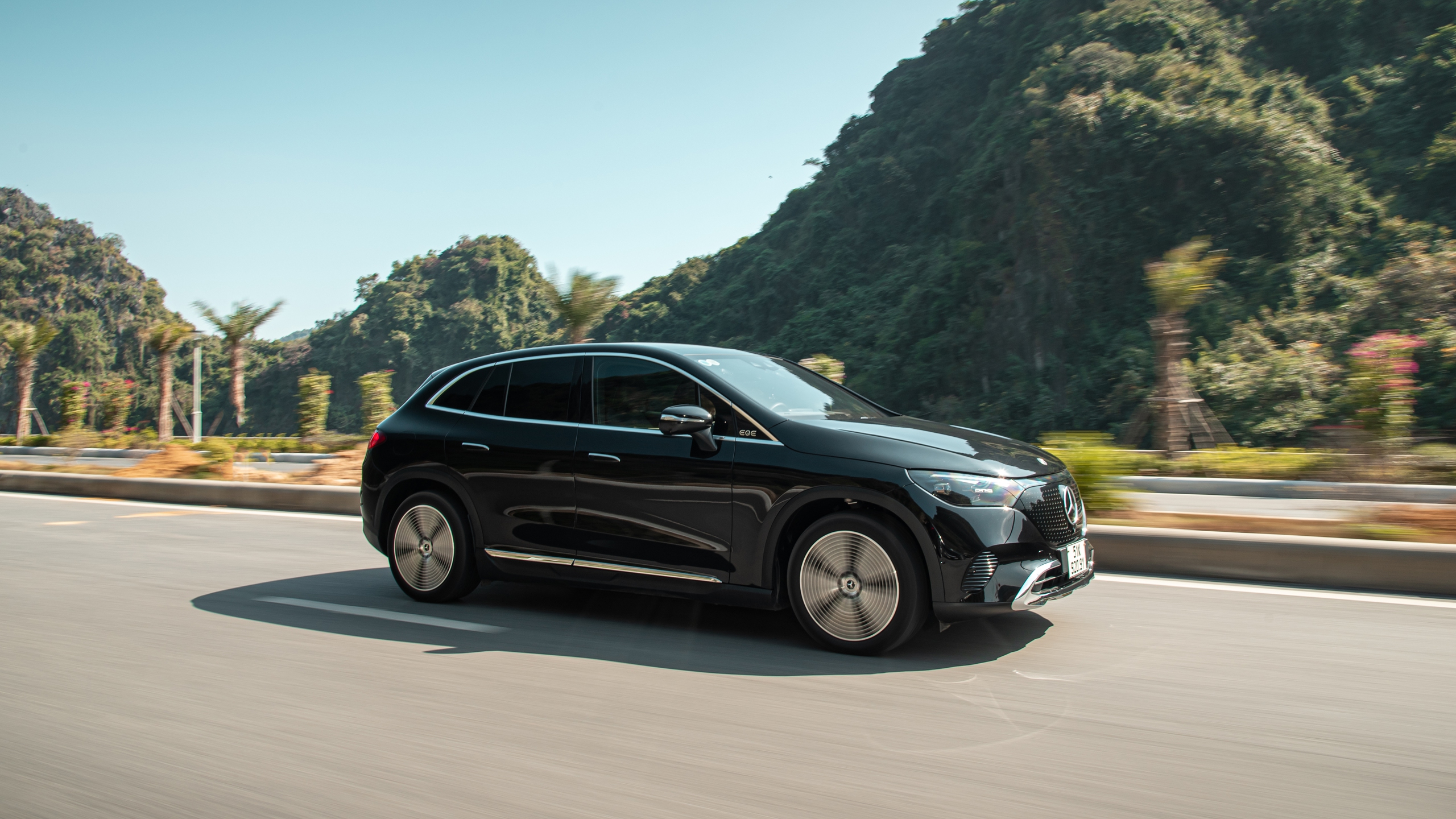 Đánh giá Mercedes-Benz EQE 500 4Matic giá 4 tỷ tại Việt Nam: Quá êm ái, tăng tốc nhanh gây say xe - Ảnh 7. Đánh giá Mercedes-Benz EQE 500 4Matic giá 4 tỷ tại Việt Nam: Quá êm ái, tăng tốc nhanh gây say xe - Ảnh 7.