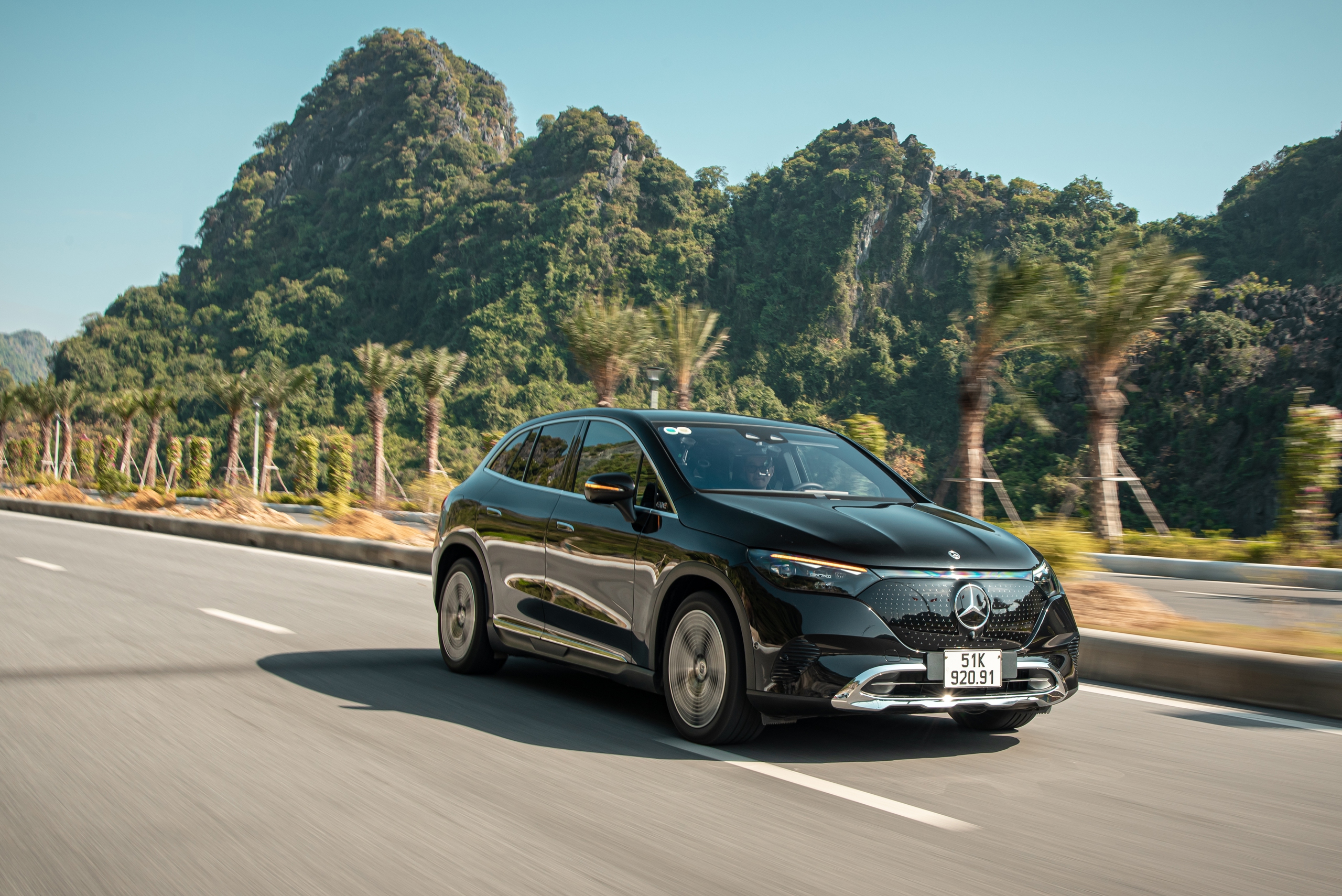 Đánh giá Mercedes-Benz EQE 500 4Matic giá 4 tỷ tại Việt Nam: Quá êm ái, tăng tốc nhanh gây say xe - Ảnh 5. Đánh giá Mercedes-Benz EQE 500 4Matic giá 4 tỷ tại Việt Nam: Quá êm ái, tăng tốc nhanh gây say xe - Ảnh 5.