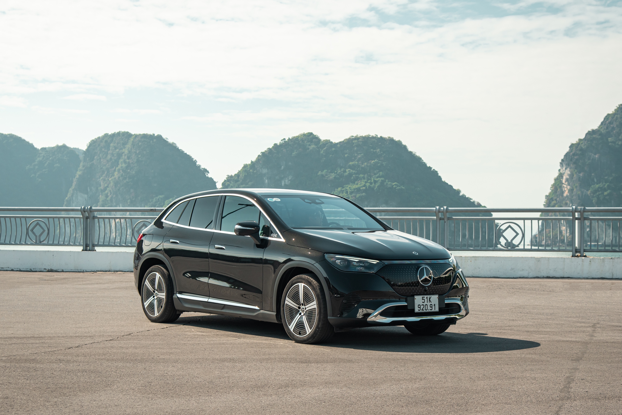 Đánh giá Mercedes-Benz EQE 500 4Matic giá 4 tỷ tại Việt Nam: Quá êm ái, tăng tốc nhanh gây say xe - Ảnh 2. Đánh giá Mercedes-Benz EQE 500 4Matic giá 4 tỷ tại Việt Nam: Quá êm ái, tăng tốc nhanh gây say xe - Ảnh 2.