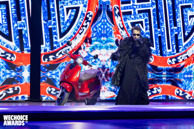 Xe máy điện VinFast xuất hiện rực rỡ cùng "Người miền núi chất" Double 2T tại WeChoice Awards 2023 - Ảnh 2. Xe máy điện VinFast xuất hiện rực rỡ cùng "Người miền núi chất" Double 2T tại WeChoice Awards 2023 - Ảnh 2.