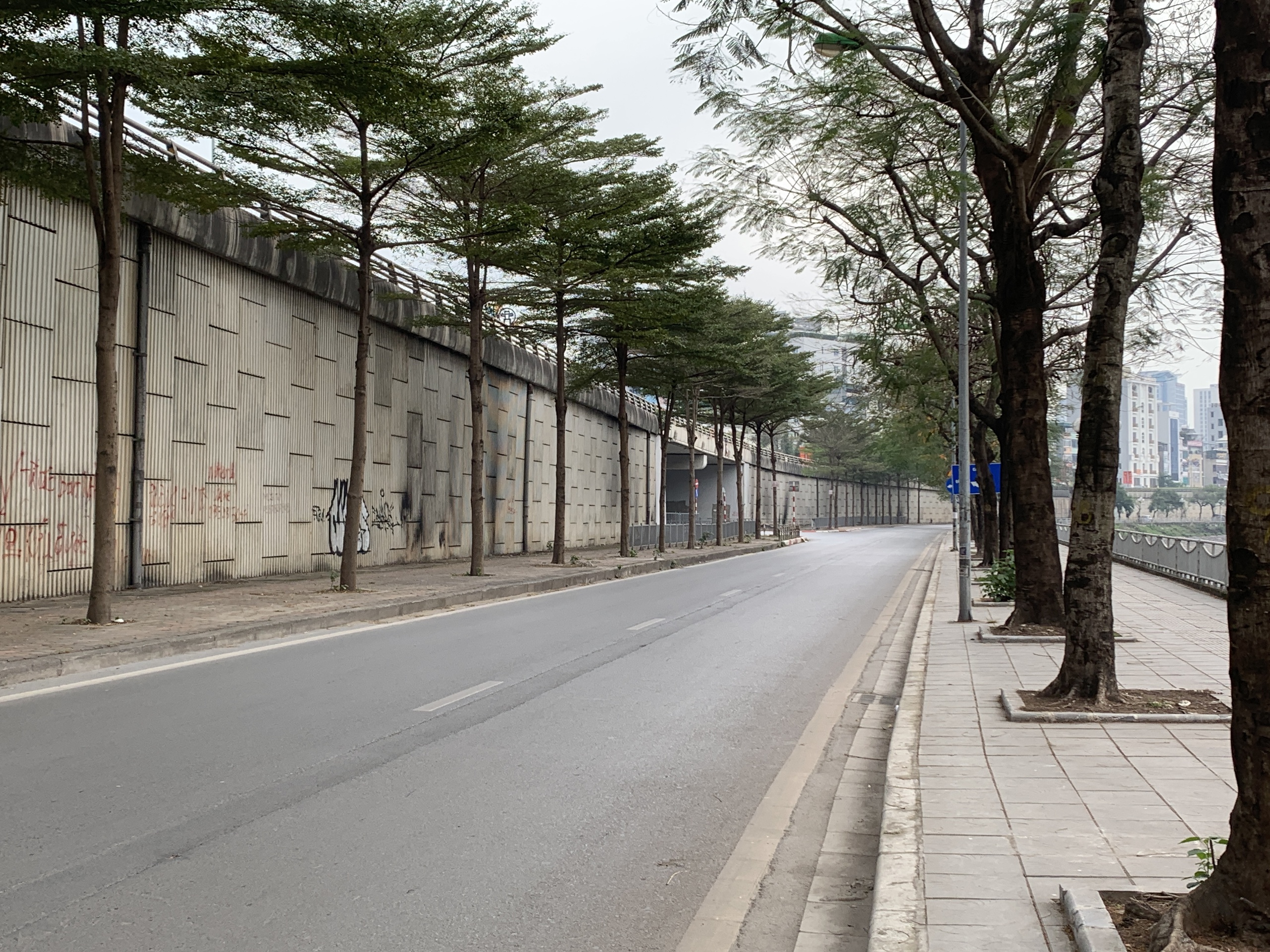 Trái ngược thường ngày, Hà Nội sáng mùng 1 Tết Giáp Thìn tĩnh lặng lạ thường, đèn đỏ không có người dừng - Ảnh 10.