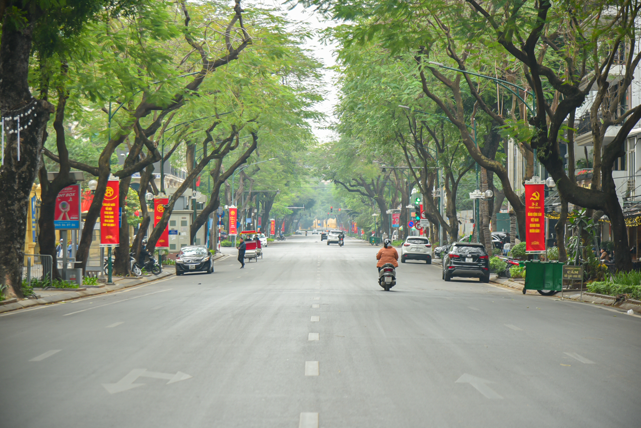 Trái ngược thường ngày, Hà Nội sáng mùng 1 Tết Giáp Thìn tĩnh lặng lạ thường, đèn đỏ không có người dừng - Ảnh 3.