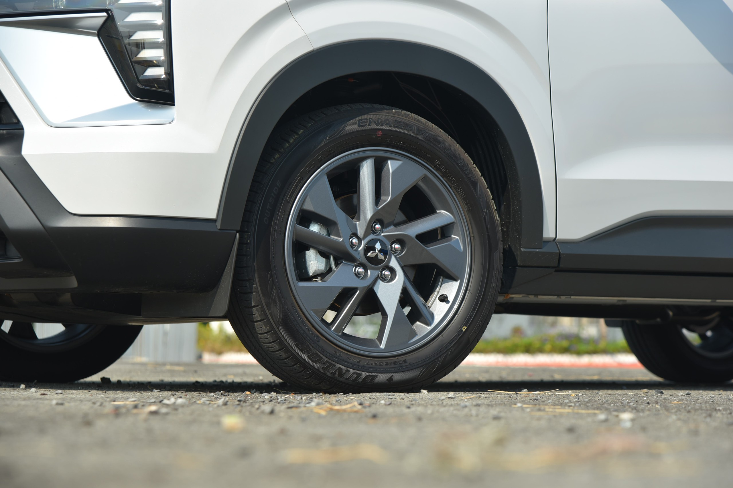 Cận cảnh Mitsubishi Xforce bản rẻ nhất: Giá 620 triệu, ngoại hình gần giống hệt bản cao cấp, đe doạ Seltos, Creta - Ảnh 3. Cận cảnh Mitsubishi Xforce bản rẻ nhất: Giá 620 triệu, ngoại hình gần giống hệt bản cao cấp, đe doạ Seltos, Creta - Ảnh 3.