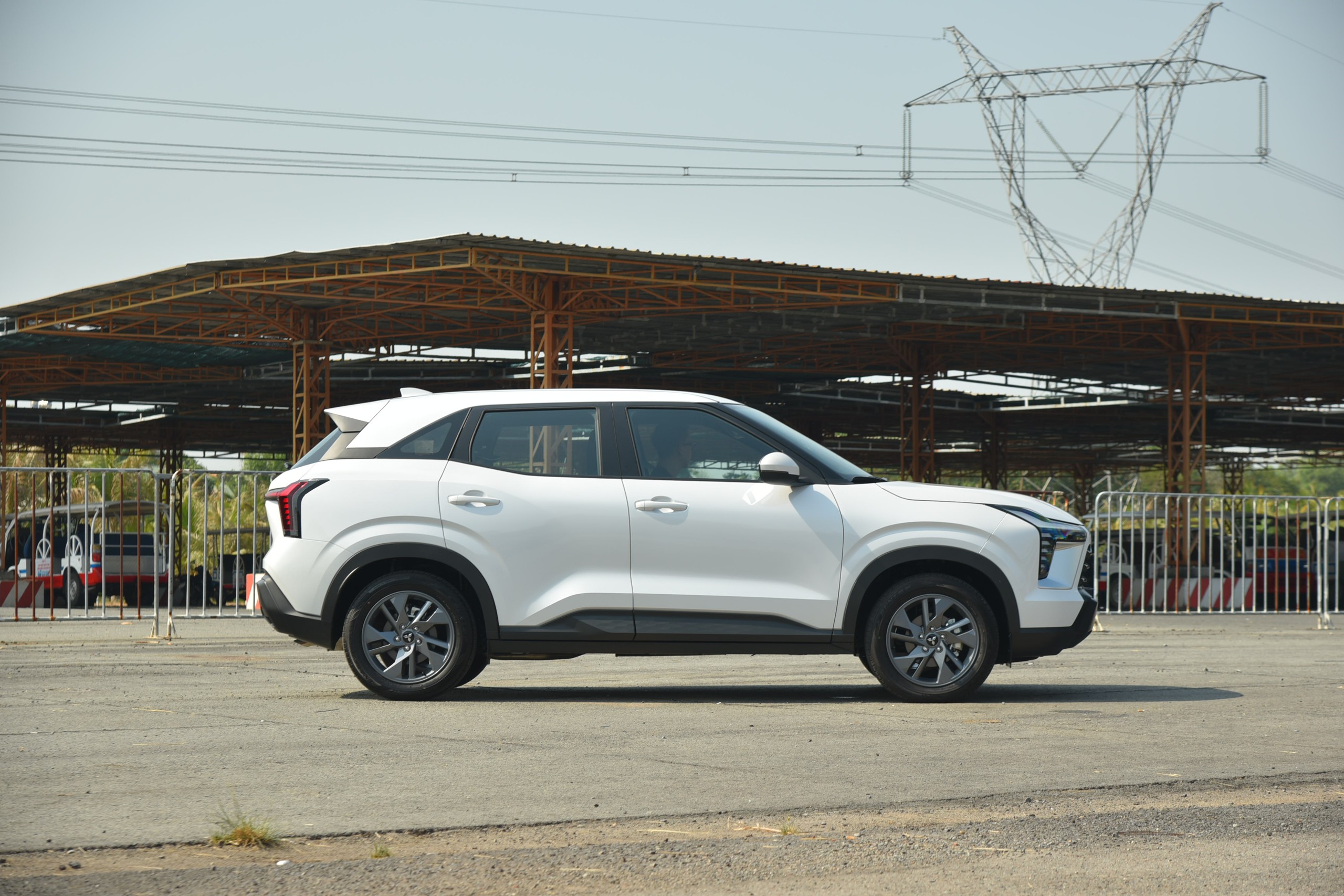 Cận cảnh Mitsubishi Xforce bản rẻ nhất: Giá 620 triệu, ngoại hình gần giống hệt bản cao cấp, đe doạ Seltos, Creta - Ảnh 4. Cận cảnh Mitsubishi Xforce bản rẻ nhất: Giá 620 triệu, ngoại hình gần giống hệt bản cao cấp, đe doạ Seltos, Creta - Ảnh 4.