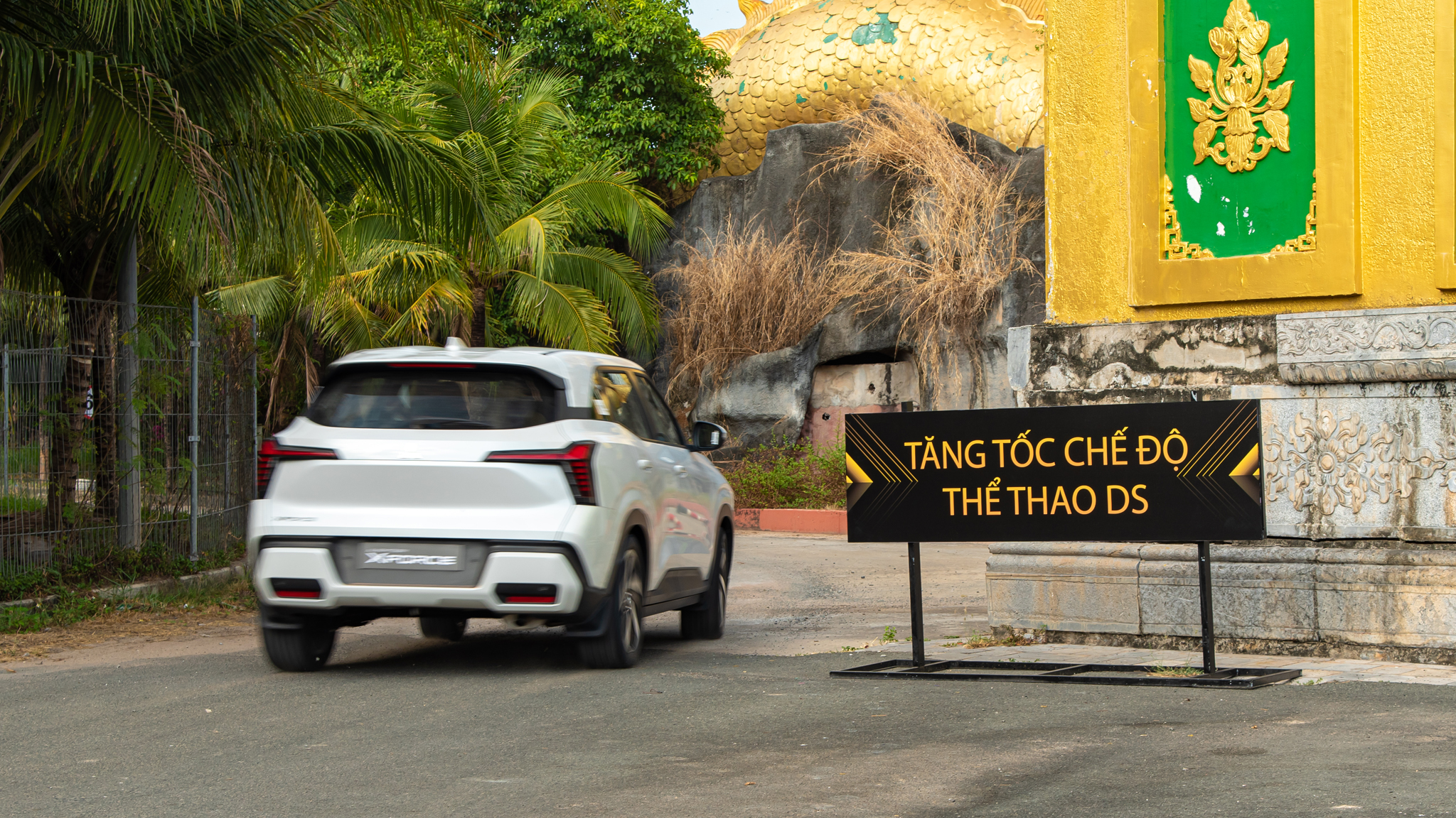 Tôi lái thử Mitsubishi Xforce qua 6 bài test: ‘Vừa miếng’ với cả người mua xe lần đầu - Ảnh 11. Tôi lái thử Mitsubishi Xforce qua 6 bài test: ‘Vừa miếng’ với cả người mua xe lần đầu - Ảnh 11.