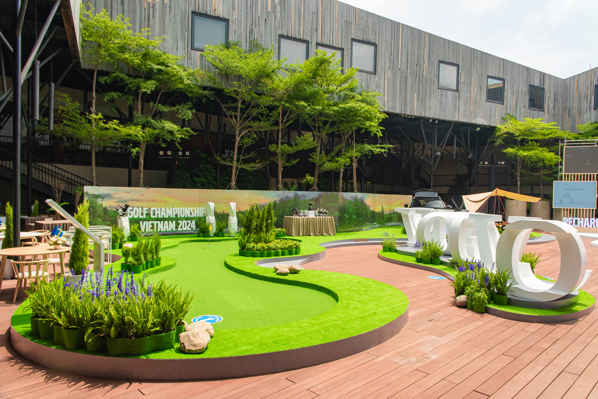 Tôi dừng lại, đi triển lãm đầu tiên của Volvo tại Việt Nam: Vừa đủ của người thành công hóa ra là vậy - Ảnh 6. Tôi dừng lại, đi triển lãm đầu tiên của Volvo tại Việt Nam: Vừa đủ của người thành công hóa ra là vậy - Ảnh 6.