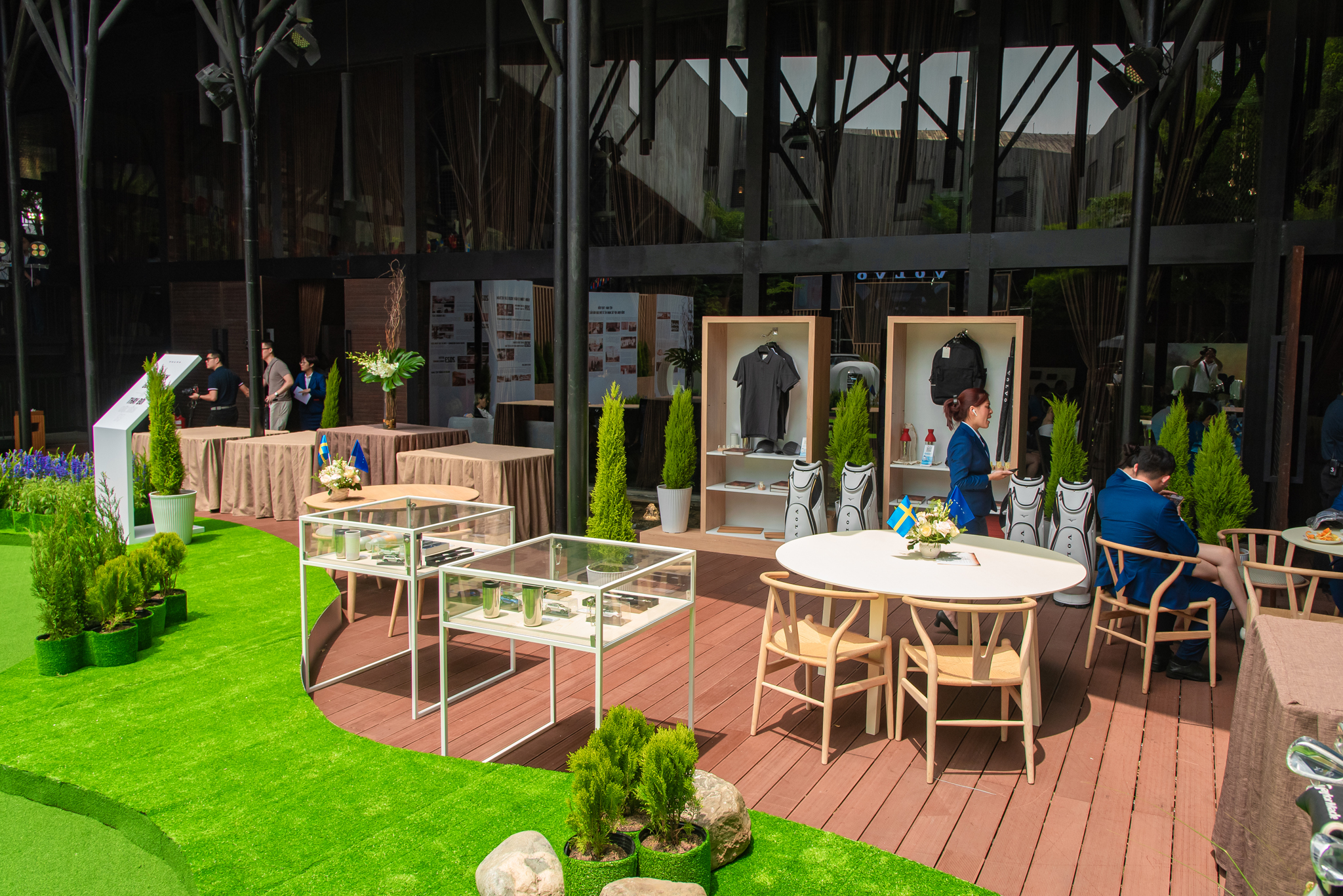 Tôi dừng lại, đi triển lãm đầu tiên của Volvo tại Việt Nam: Vừa đủ của người thành công hóa ra là vậy - Ảnh 9. Tôi dừng lại, đi triển lãm đầu tiên của Volvo tại Việt Nam: Vừa đủ của người thành công hóa ra là vậy - Ảnh 9.