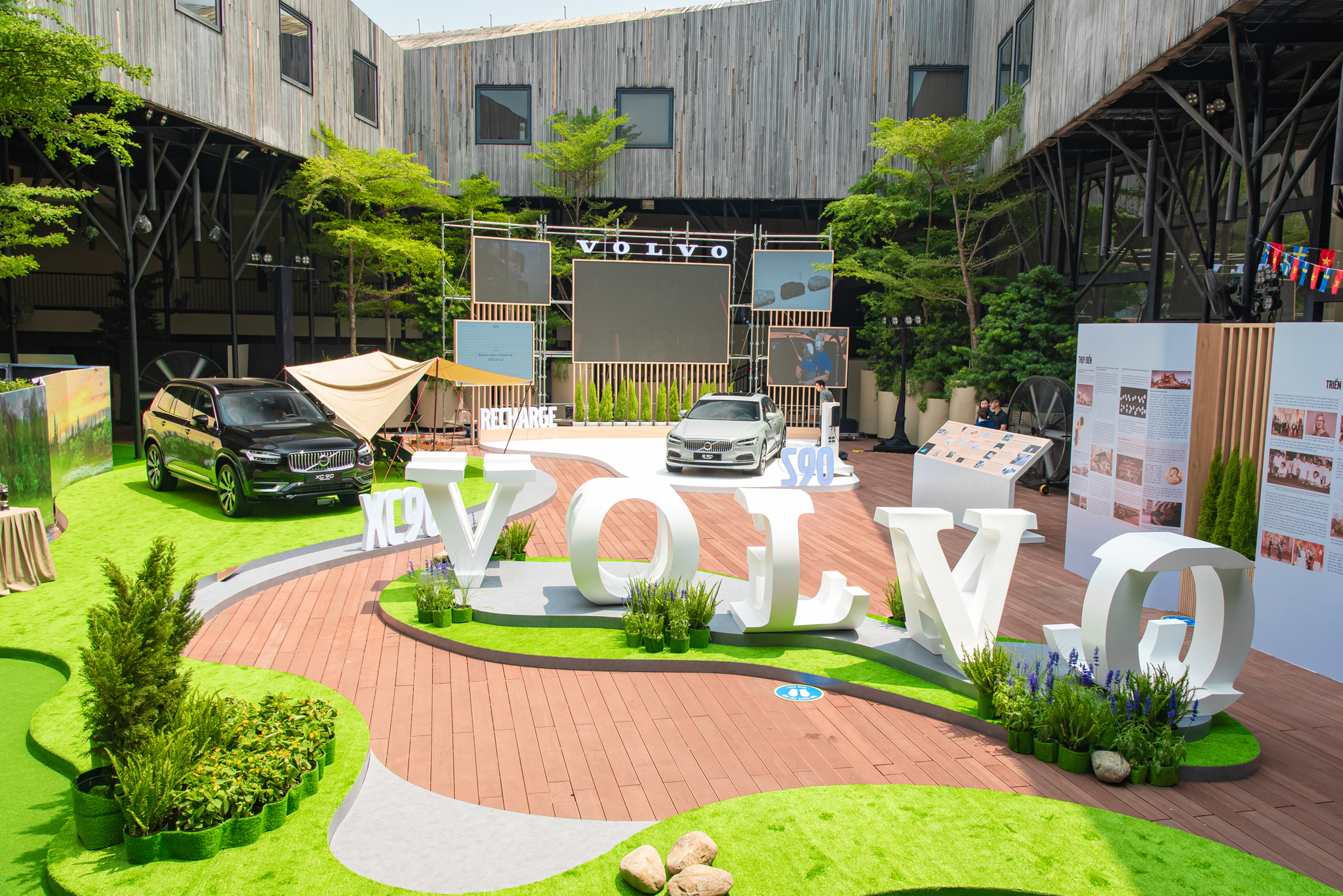 Tôi dừng lại, đi triển lãm đầu tiên của Volvo tại Việt Nam: Vừa đủ của người thành công hóa ra là vậy - Ảnh 3. Tôi dừng lại, đi triển lãm đầu tiên của Volvo tại Việt Nam: Vừa đủ của người thành công hóa ra là vậy - Ảnh 3.