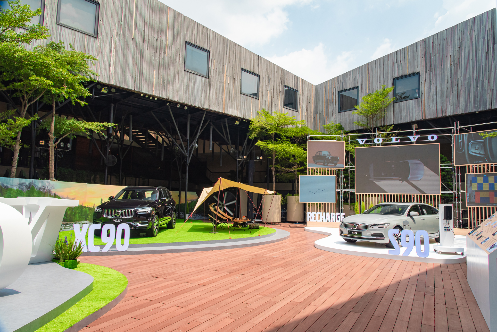 Tôi dừng lại, đi triển lãm đầu tiên của Volvo tại Việt Nam: Vừa đủ của người thành công hóa ra là vậy - Ảnh 12. Tôi dừng lại, đi triển lãm đầu tiên của Volvo tại Việt Nam: Vừa đủ của người thành công hóa ra là vậy - Ảnh 12.