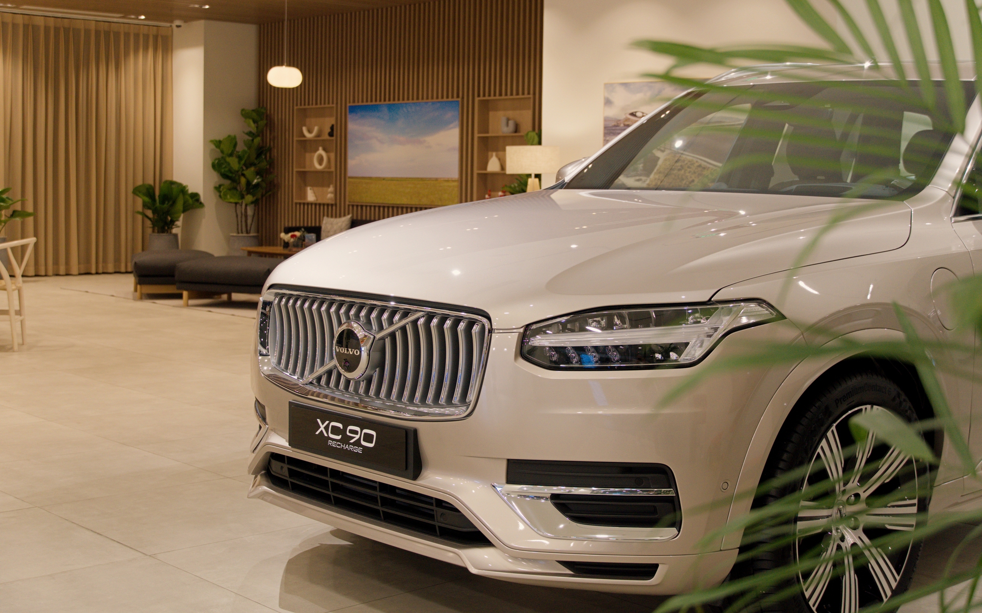 Hậu chia tay BYD, Tasco Auto đưa Volvo Việt Nam về cùng nhà với Lynk & Co- Ảnh 1. Bên trong downtown store đầu tiên của Volvo Việt Nam: Rộng gần 1.000 m2, vốn đầu tư hơn 1 triệu USD