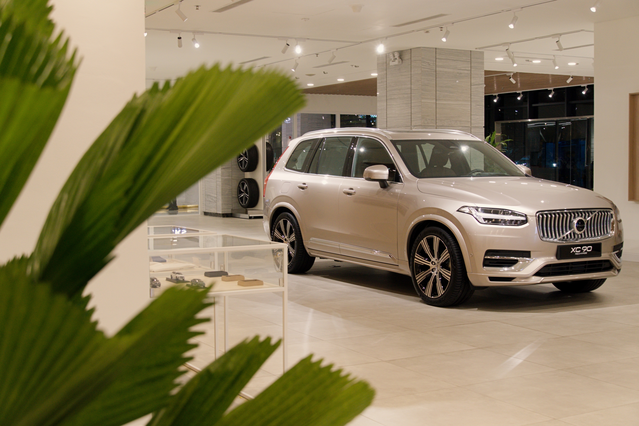 Bên trong downtown showroom đầu tiên của Volvo Việt Nam: Rộng gần 1.000 m2, vốn đầu tư hơn 1 triệu USD - Ảnh 4. Bên trong downtown showroom đầu tiên của Volvo Việt Nam: Rộng gần 1.000 m2, vốn đầu tư hơn 1 triệu USD - Ảnh 4.