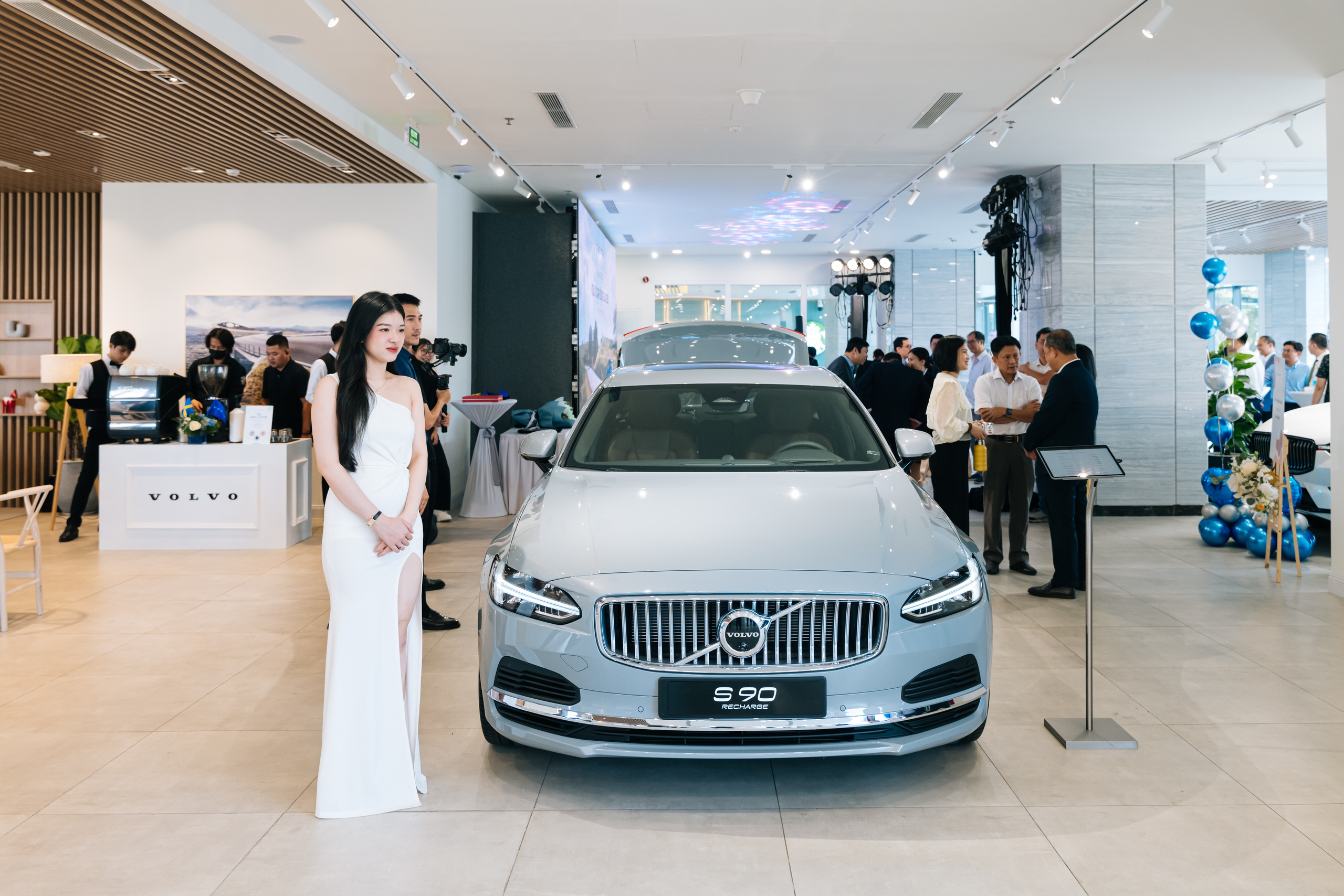 Bên trong downtown showroom đầu tiên của Volvo Việt Nam: Rộng gần 1.000 m2, vốn đầu tư hơn 1 triệu USD - Ảnh 3. Bên trong downtown showroom đầu tiên của Volvo Việt Nam: Rộng gần 1.000 m2, vốn đầu tư hơn 1 triệu USD - Ảnh 3.