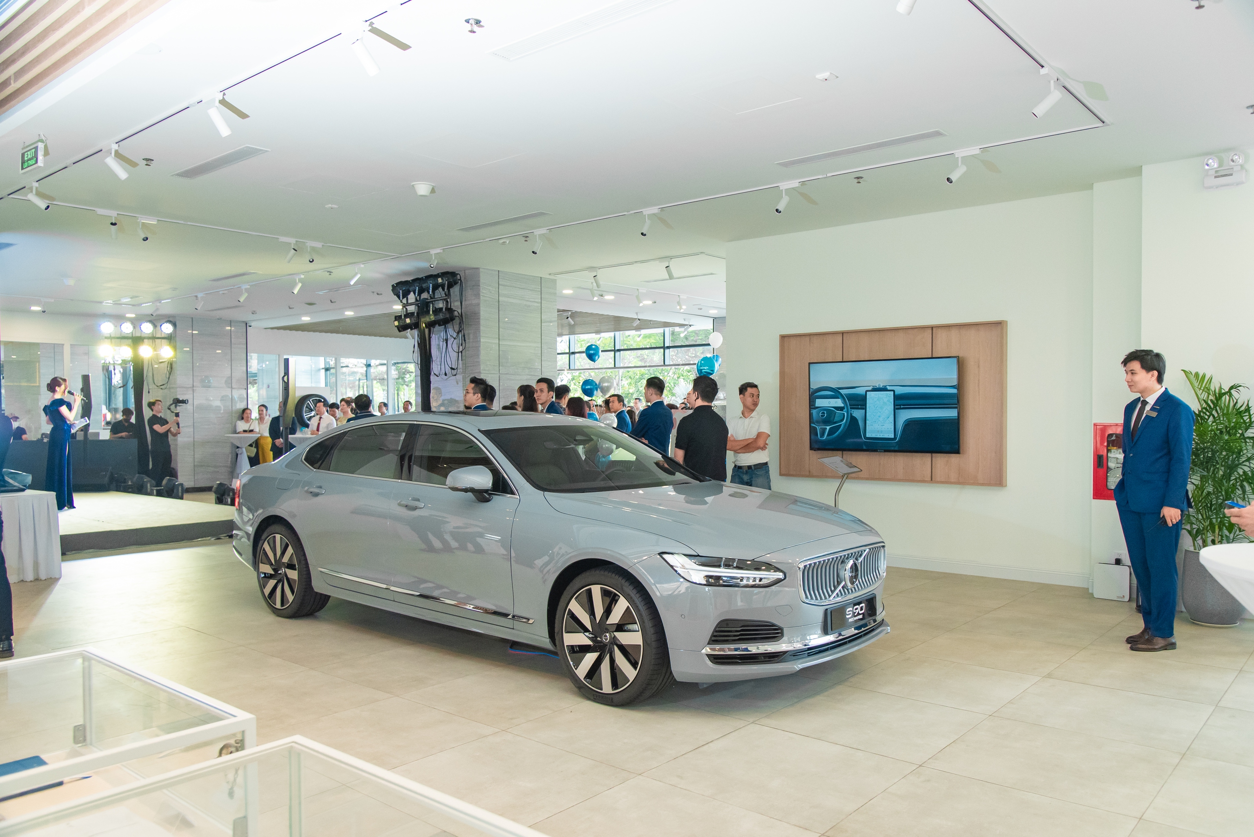 Bên trong downtown showroom đầu tiên của Volvo Việt Nam: Rộng gần 1.000 m2, vốn đầu tư hơn 1 triệu USD - Ảnh 2. Bên trong downtown showroom đầu tiên của Volvo Việt Nam: Rộng gần 1.000 m2, vốn đầu tư hơn 1 triệu USD - Ảnh 2.