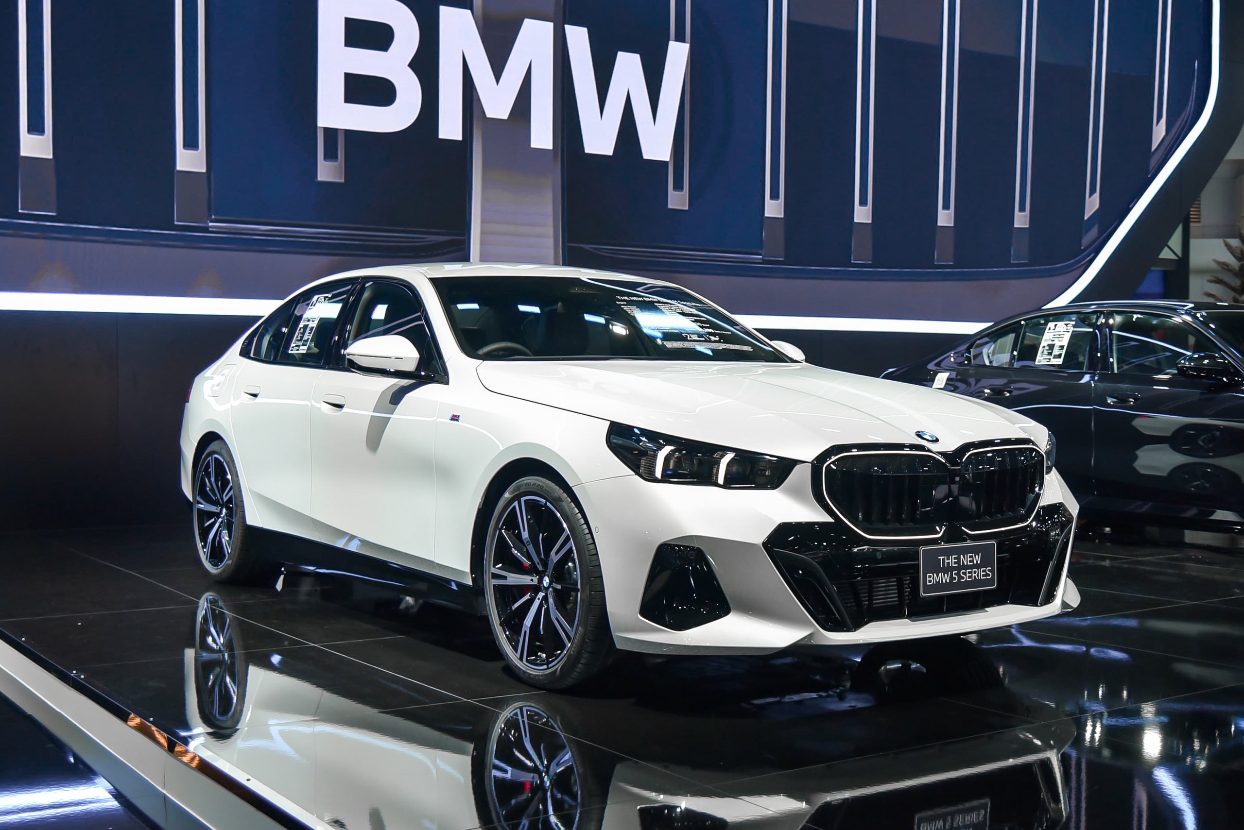 Chi tiết BMW 5-Series thế hệ mới tại BIMS 2024: Giá từ 2,4 tỷ đồng, dự kiến về Việt Nam cuối năm nay - Ảnh 2. Chi tiết BMW 5-Series thế hệ mới tại BIMS 2024: Giá từ 2,4 tỷ đồng, dự kiến về Việt Nam cuối năm nay - Ảnh 2.