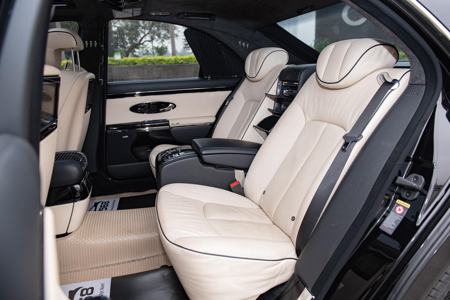 Nhiều người thích chiếc Maybach này hơn cả đời mới: Hàng hiếm 9 tỷ đồng ví như Rolls-Royce- Ảnh 7. Nhiều người thích chiếc Maybach này hơn cả đời mới: Hàng hiếm 9 tỷ đồng ví như Rolls-Royce- Ảnh 7.