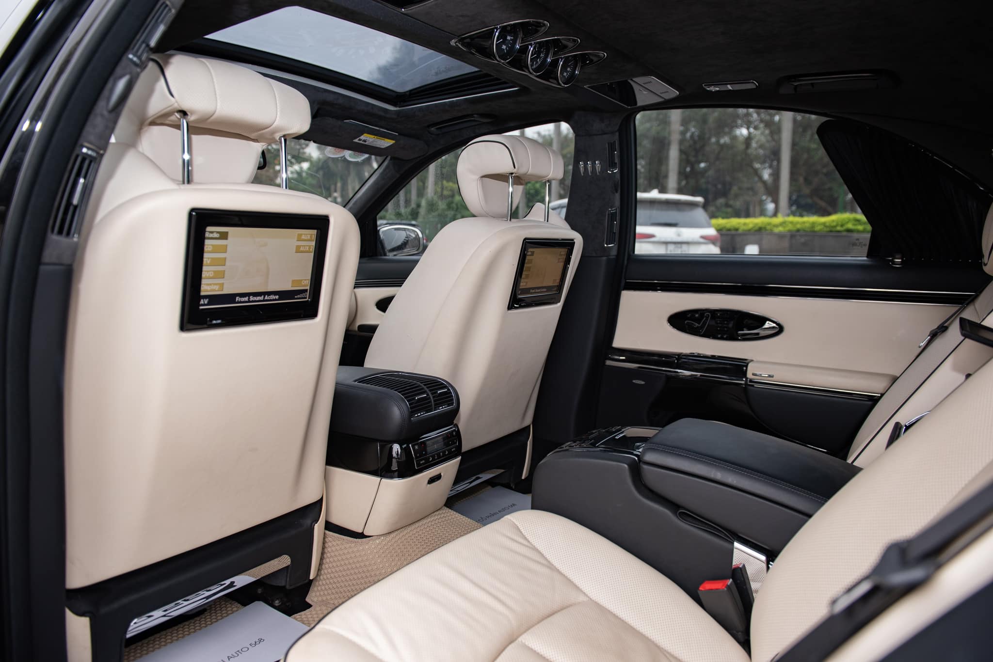 Nhiều người thích chiếc Maybach này hơn cả đời mới: Hàng hiếm 9 tỷ đồng ví như Rolls-Royce- Ảnh 8. Nhiều người thích chiếc Maybach này hơn cả đời mới: Hàng hiếm 9 tỷ đồng ví như Rolls-Royce- Ảnh 8.