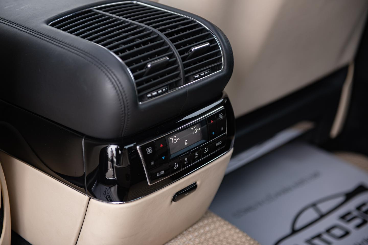 Nhiều người thích chiếc Maybach này hơn cả đời mới: Hàng hiếm 9 tỷ đồng ví như Rolls-Royce- Ảnh 10. Nhiều người thích chiếc Maybach này hơn cả đời mới: Hàng hiếm 9 tỷ đồng ví như Rolls-Royce- Ảnh 10.