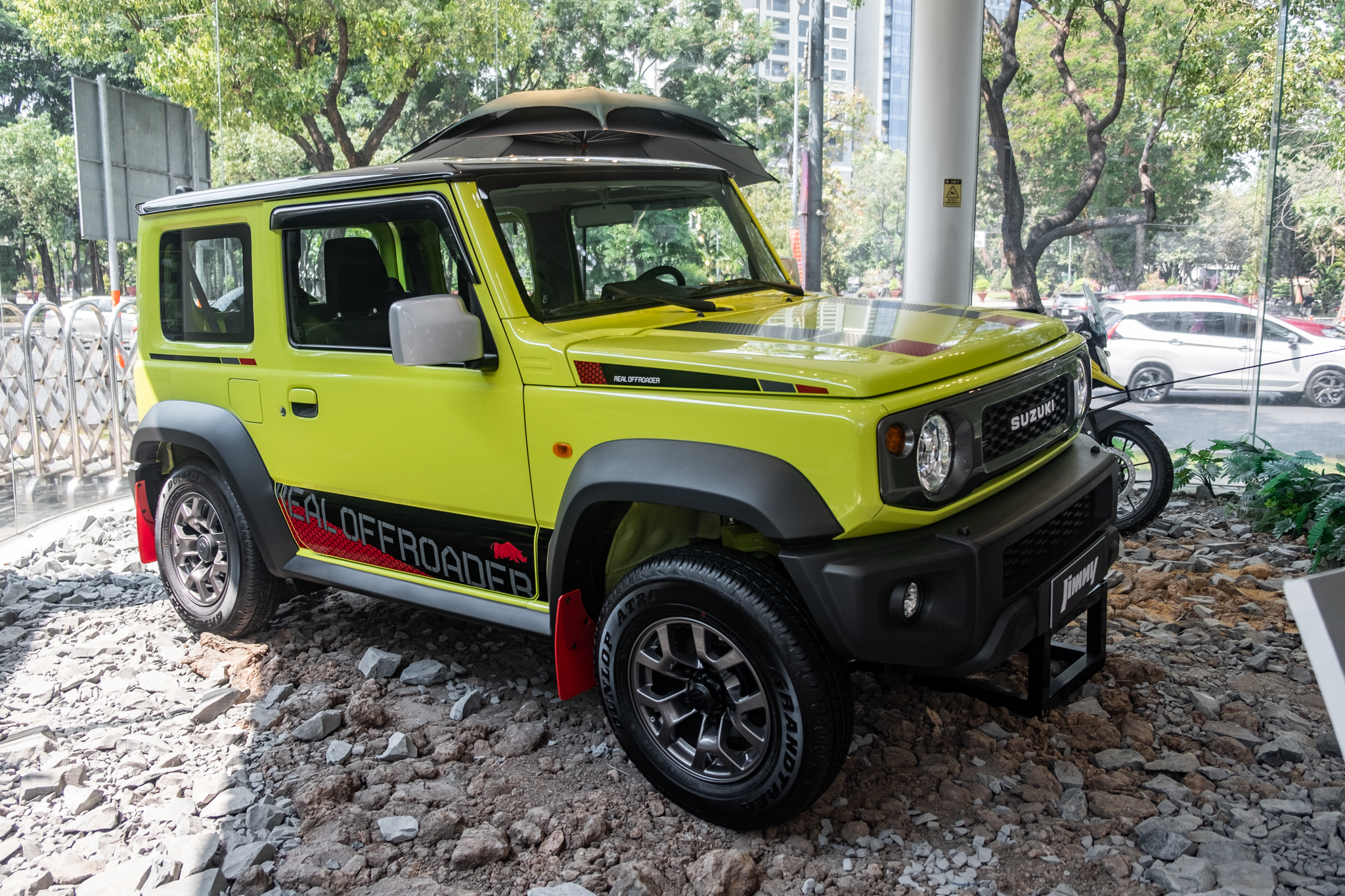 Ảnh thực tế Suzuki Jimny giá 799 triệu đã về đại lý: Lên tem, phối màu nổi, có phụ kiện cho người mê dã ngoại - Ảnh 2.