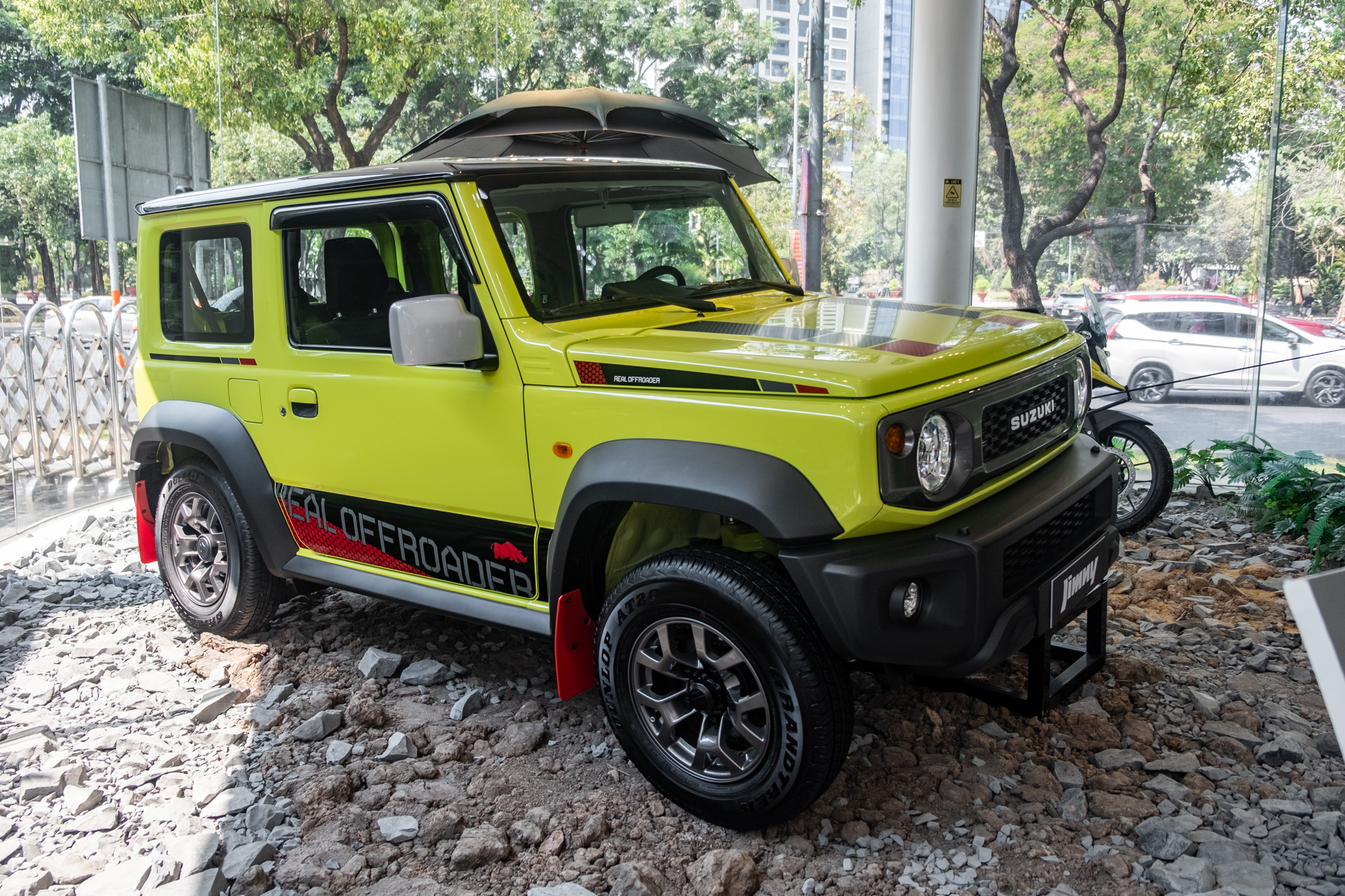 Ảnh thực tế Suzuki Jimny giá 799 triệu đã về đại lý: Lên tem, phối màu nổi, có phụ kiện cho người mê dã ngoại - Ảnh 2. Ảnh thực tế Suzuki Jimny giá 799 triệu đã về đại lý: Lên tem, phối màu nổi, có phụ kiện cho người mê dã ngoại - Ảnh 2.