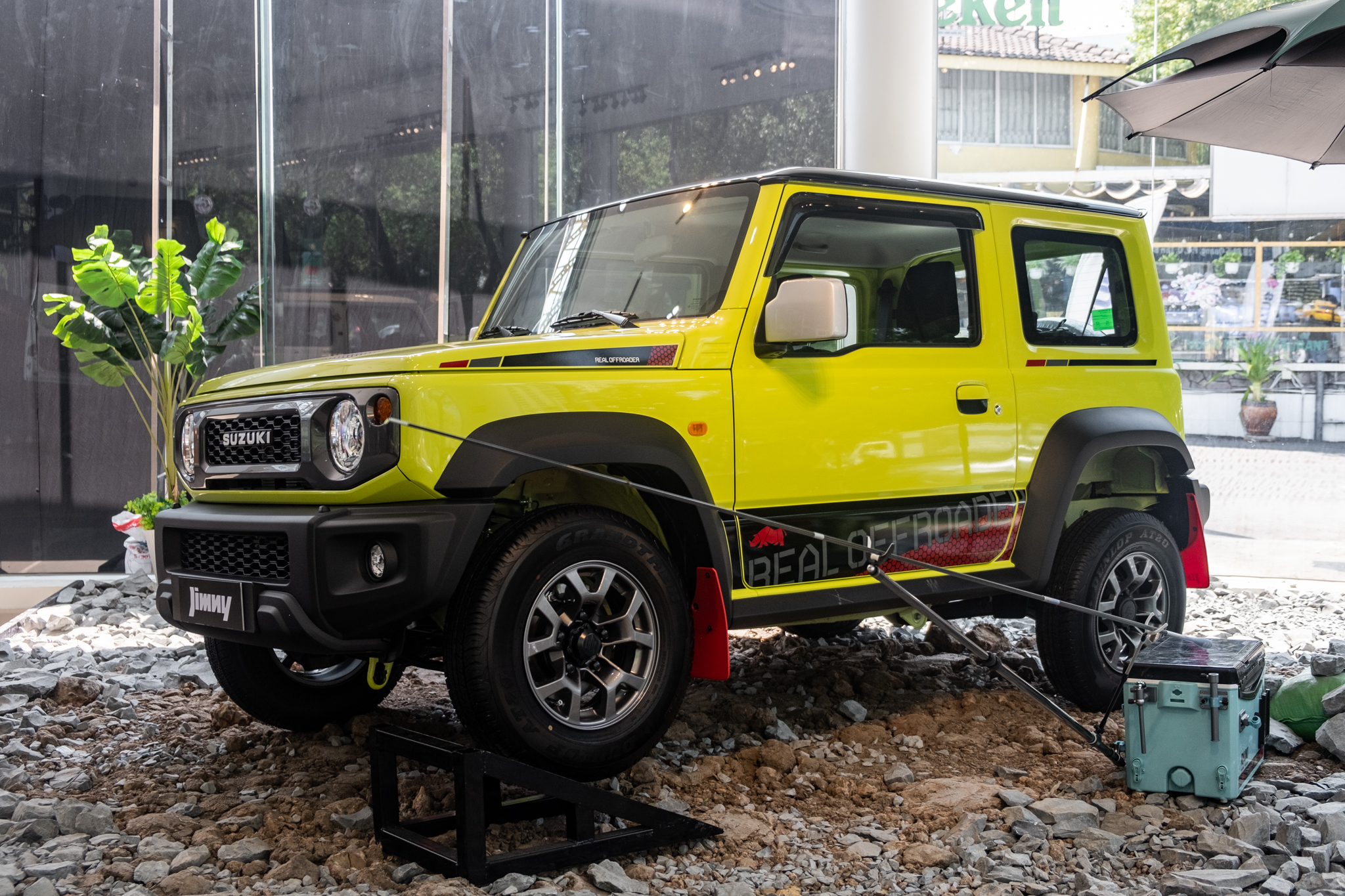 Ảnh thực tế Suzuki Jimny giá 799 triệu đã về đại lý: Lên tem, phối màu nổi, có phụ kiện cho người mê dã ngoại - Ảnh 3. Ảnh thực tế Suzuki Jimny giá 799 triệu đã về đại lý: Lên tem, phối màu nổi, có phụ kiện cho người mê dã ngoại - Ảnh 3.