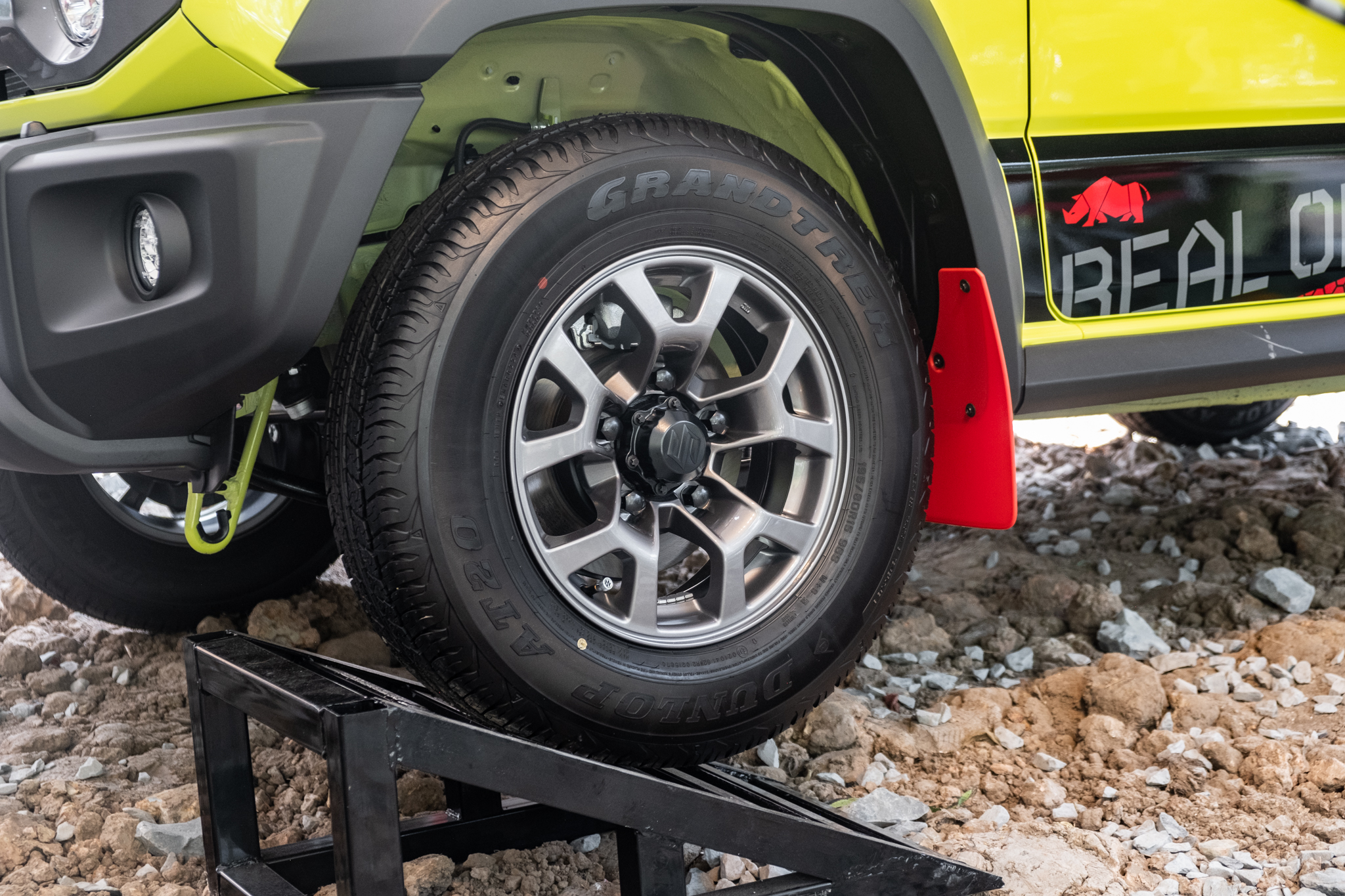 Ảnh thực tế Suzuki Jimny giá 799 triệu đã về đại lý: Lên tem, phối màu nổi, có phụ kiện cho người mê dã ngoại - Ảnh 7. Ảnh thực tế Suzuki Jimny giá 799 triệu đã về đại lý: Lên tem, phối màu nổi, có phụ kiện cho người mê dã ngoại - Ảnh 7.