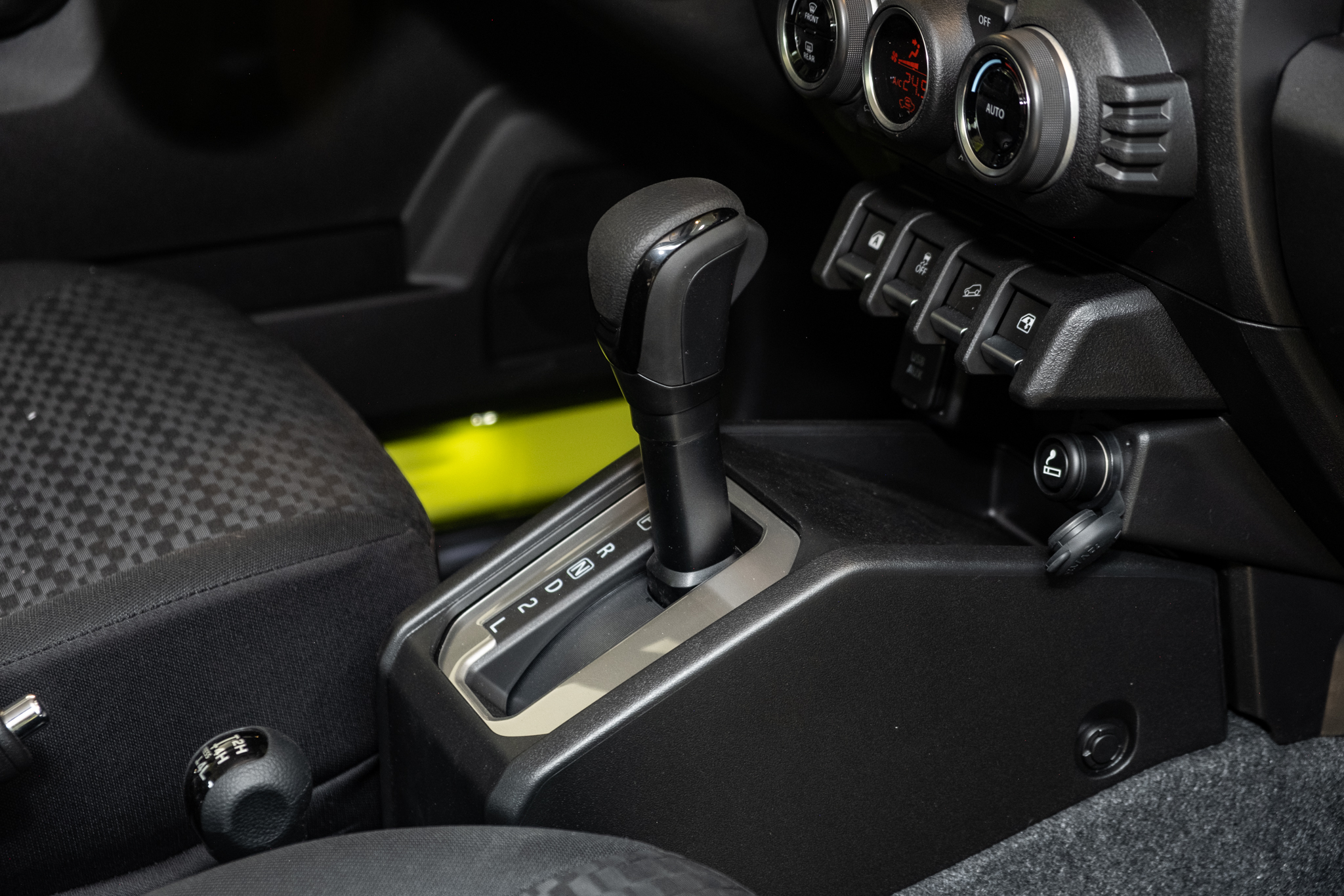 Ảnh thực tế Suzuki Jimny giá 799 triệu đã về đại lý: Lên tem, phối màu nổi, có phụ kiện cho người mê dã ngoại - Ảnh 13. Ảnh thực tế Suzuki Jimny giá 799 triệu đã về đại lý: Lên tem, phối màu nổi, có phụ kiện cho người mê dã ngoại - Ảnh 13.