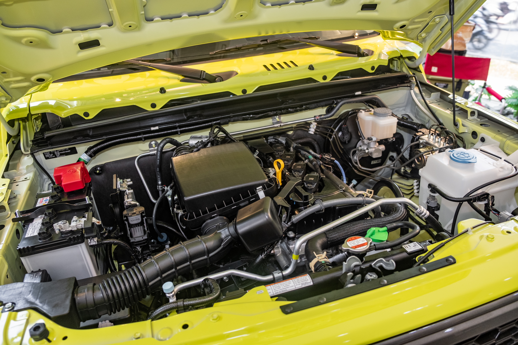 Ảnh thực tế Suzuki Jimny giá 799 triệu đã về đại lý: Lên tem, phối màu nổi, có phụ kiện cho người mê dã ngoại - Ảnh 11. Ảnh thực tế Suzuki Jimny giá 799 triệu đã về đại lý: Lên tem, phối màu nổi, có phụ kiện cho người mê dã ngoại - Ảnh 11.