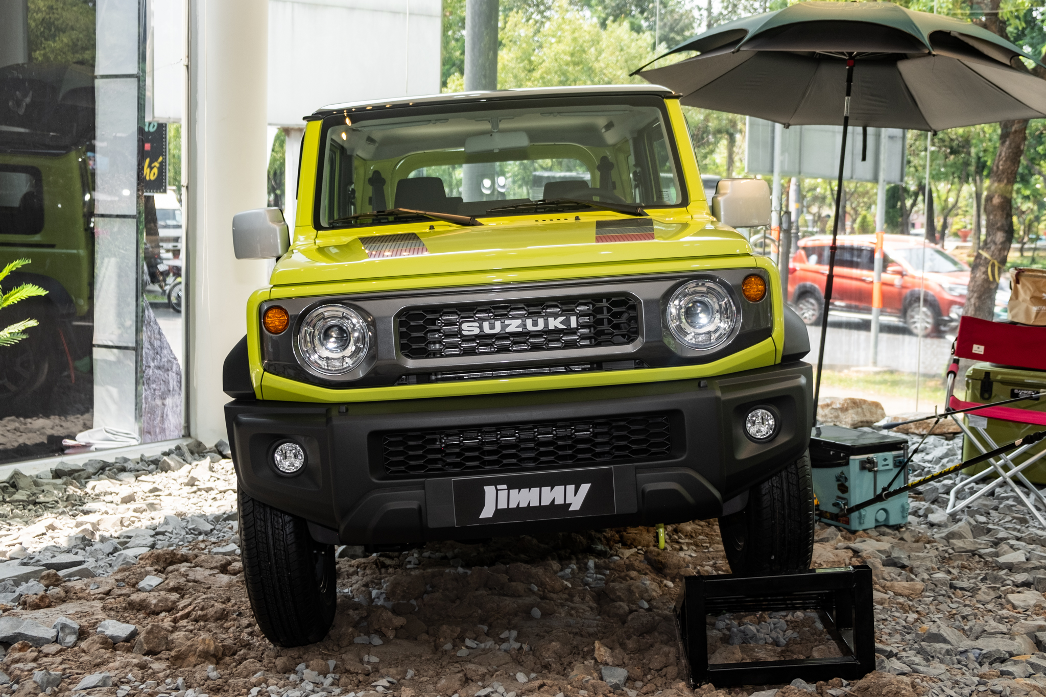 Ảnh thực tế Suzuki Jimny giá 799 triệu đã về đại lý: Lên tem, phối màu nổi, có phụ kiện cho người mê dã ngoại - Ảnh 4.