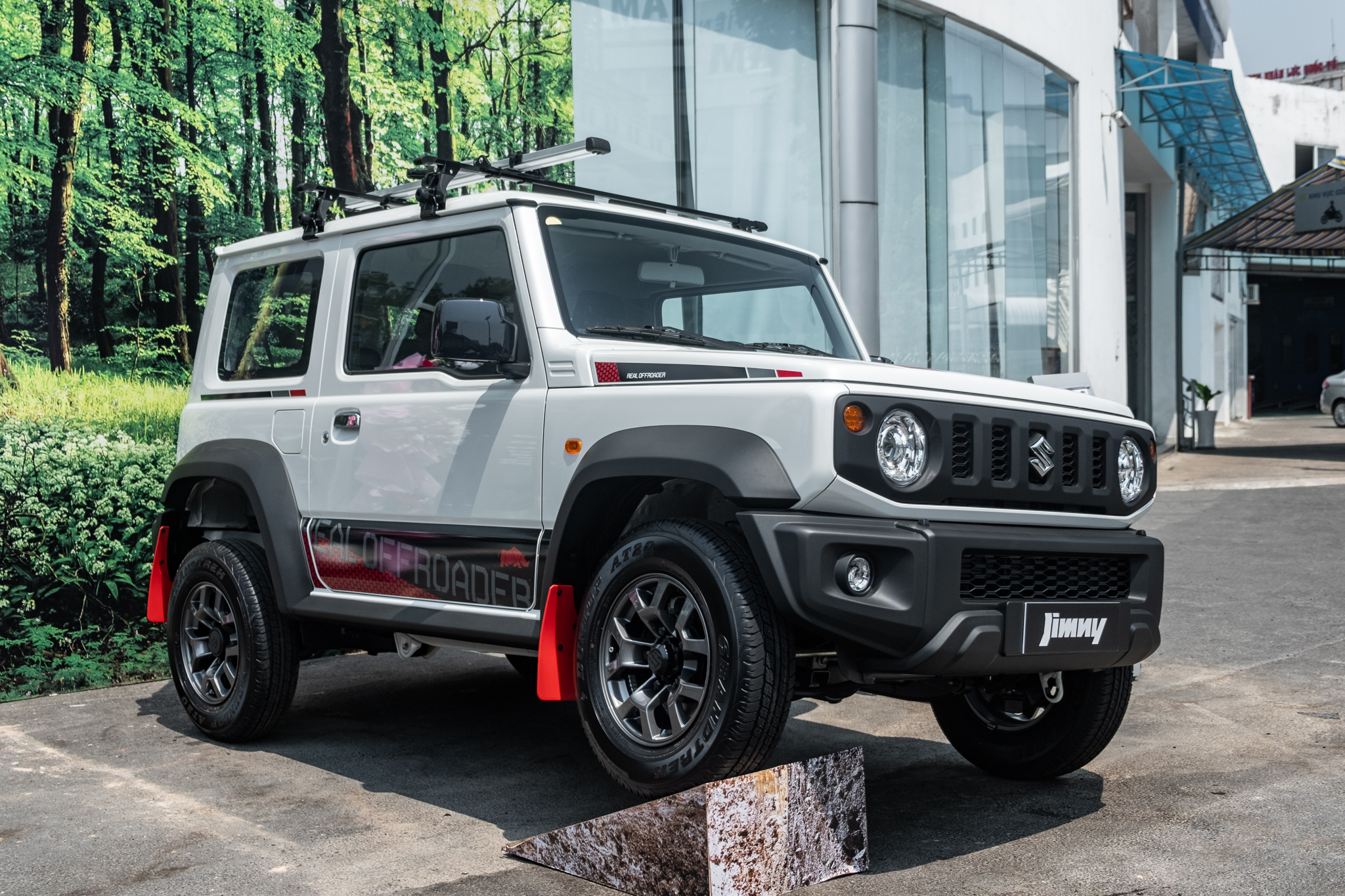 Ảnh thực tế Suzuki Jimny giá 799 triệu đã về đại lý: Lên tem, phối màu nổi, có phụ kiện cho người mê dã ngoại - Ảnh 6. Ảnh thực tế Suzuki Jimny giá 799 triệu đã về đại lý: Lên tem, phối màu nổi, có phụ kiện cho người mê dã ngoại - Ảnh 6.