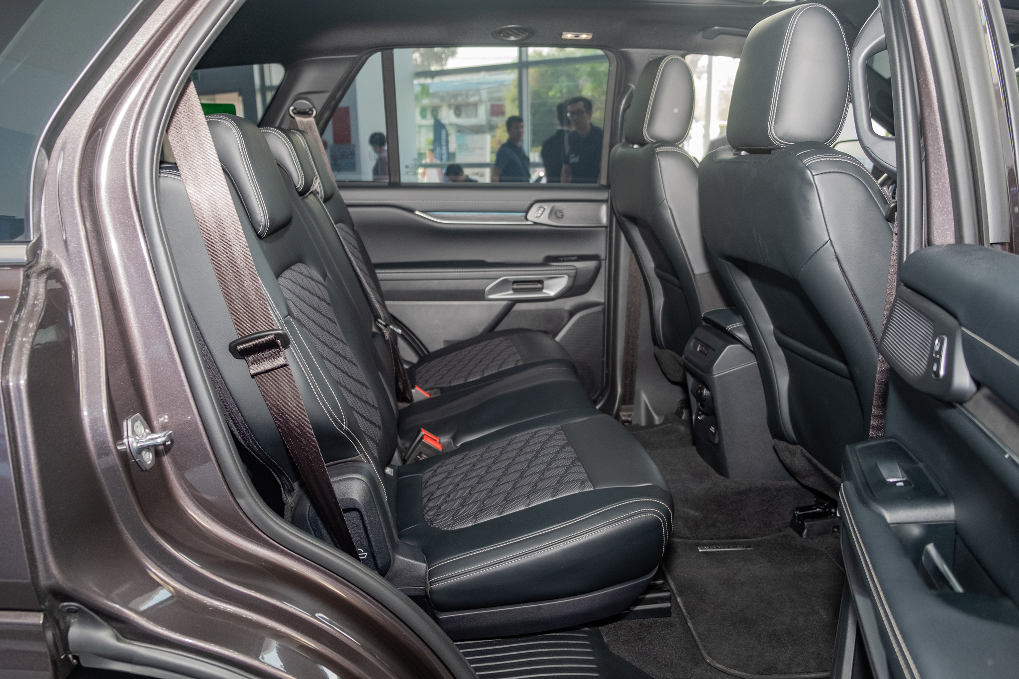 Cận cảnh Ford Everest Platinum vừa ra mắt Việt Nam: Vượt trội về công nghệ, động cơ gây tiếc nuối - Ảnh 9.