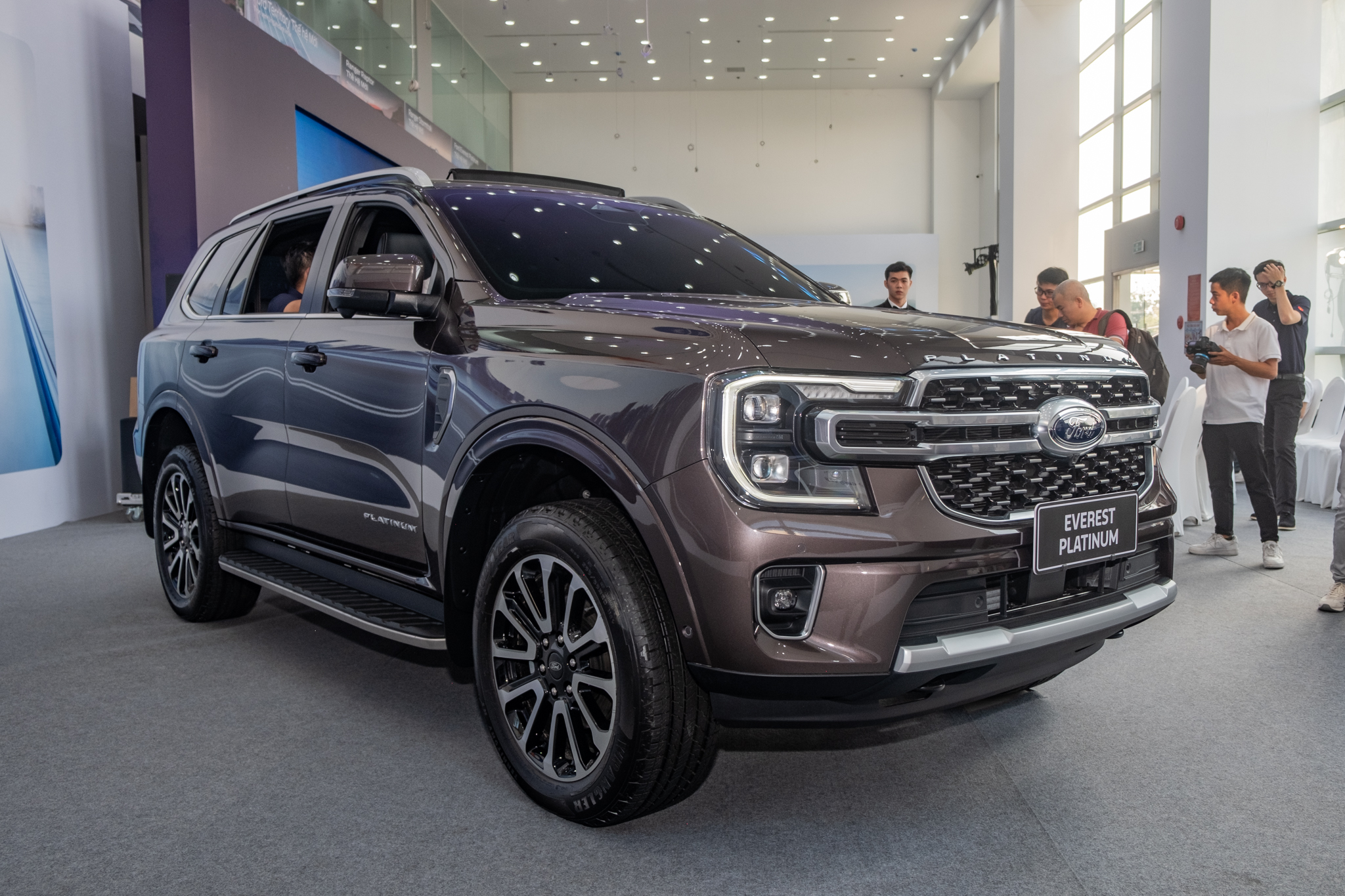 Cận cảnh Ford Everest Platinum vừa ra mắt Việt Nam: Vượt trội về công nghệ, động cơ gây tiếc nuối - Ảnh 2. Cận cảnh Ford Everest Platinum vừa ra mắt Việt Nam: Vượt trội về công nghệ, động cơ gây tiếc nuối - Ảnh 2.